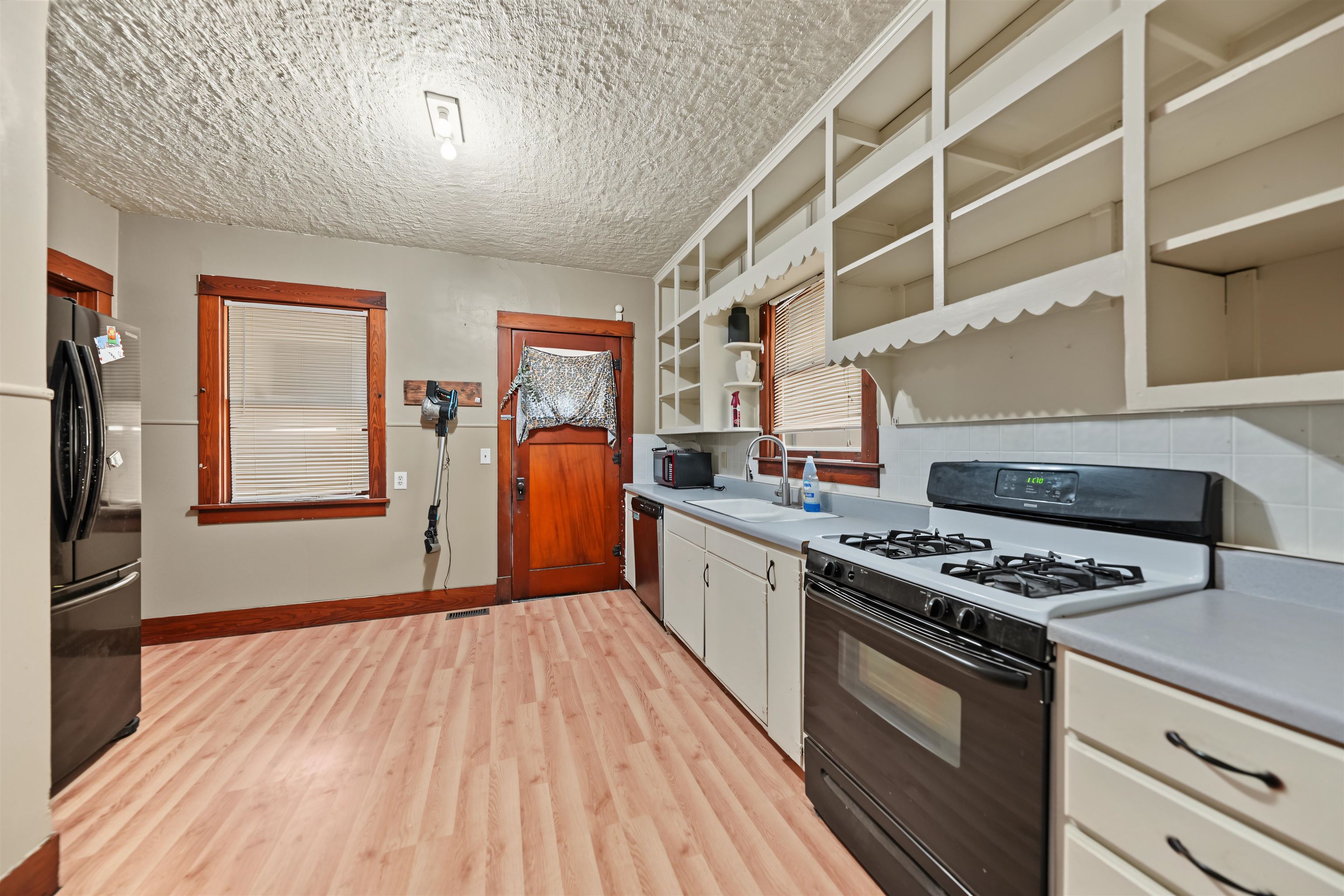 121 N Swedonia Street Property Photo 6