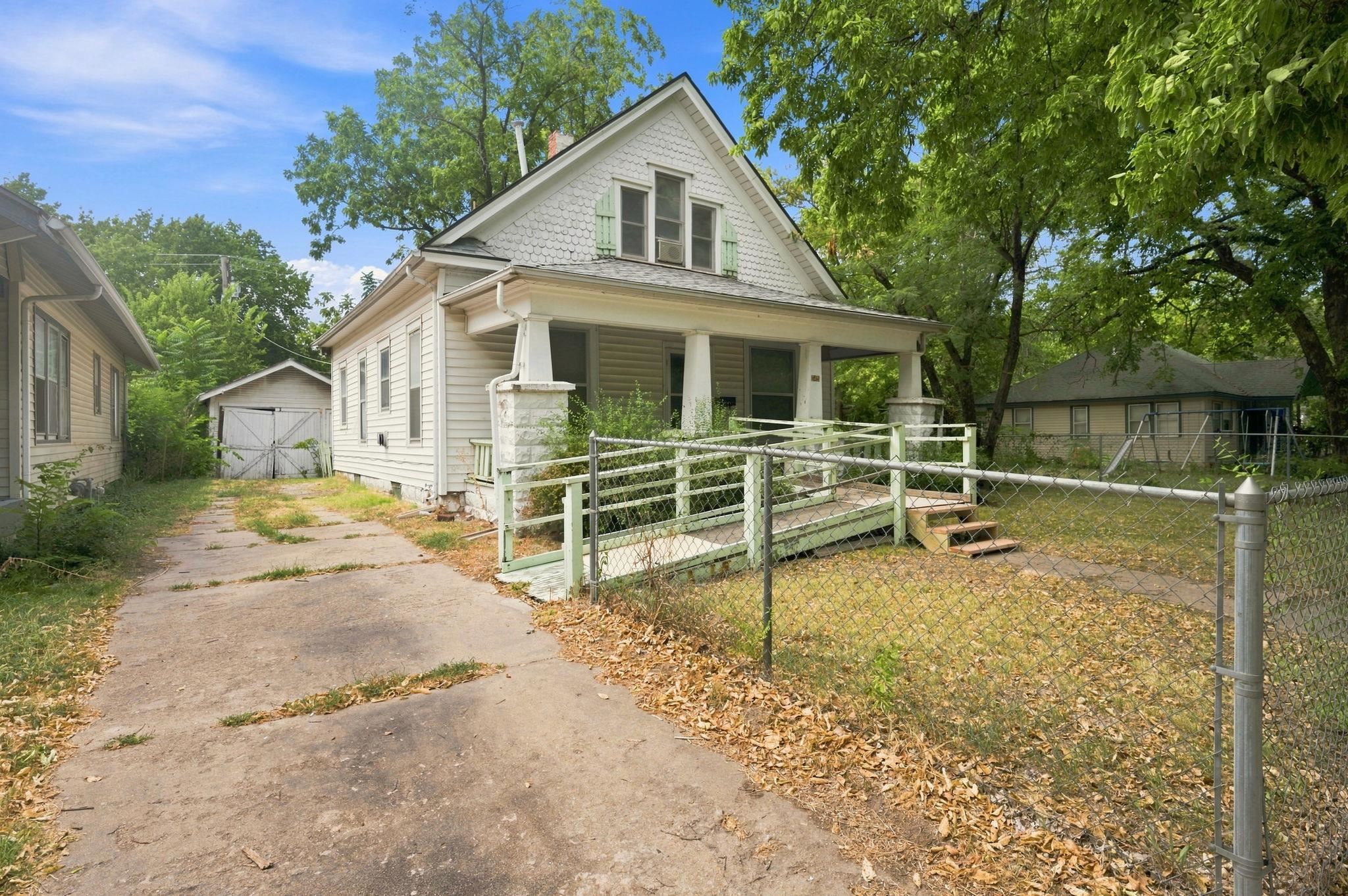 345 N Grove Property Photo 3
