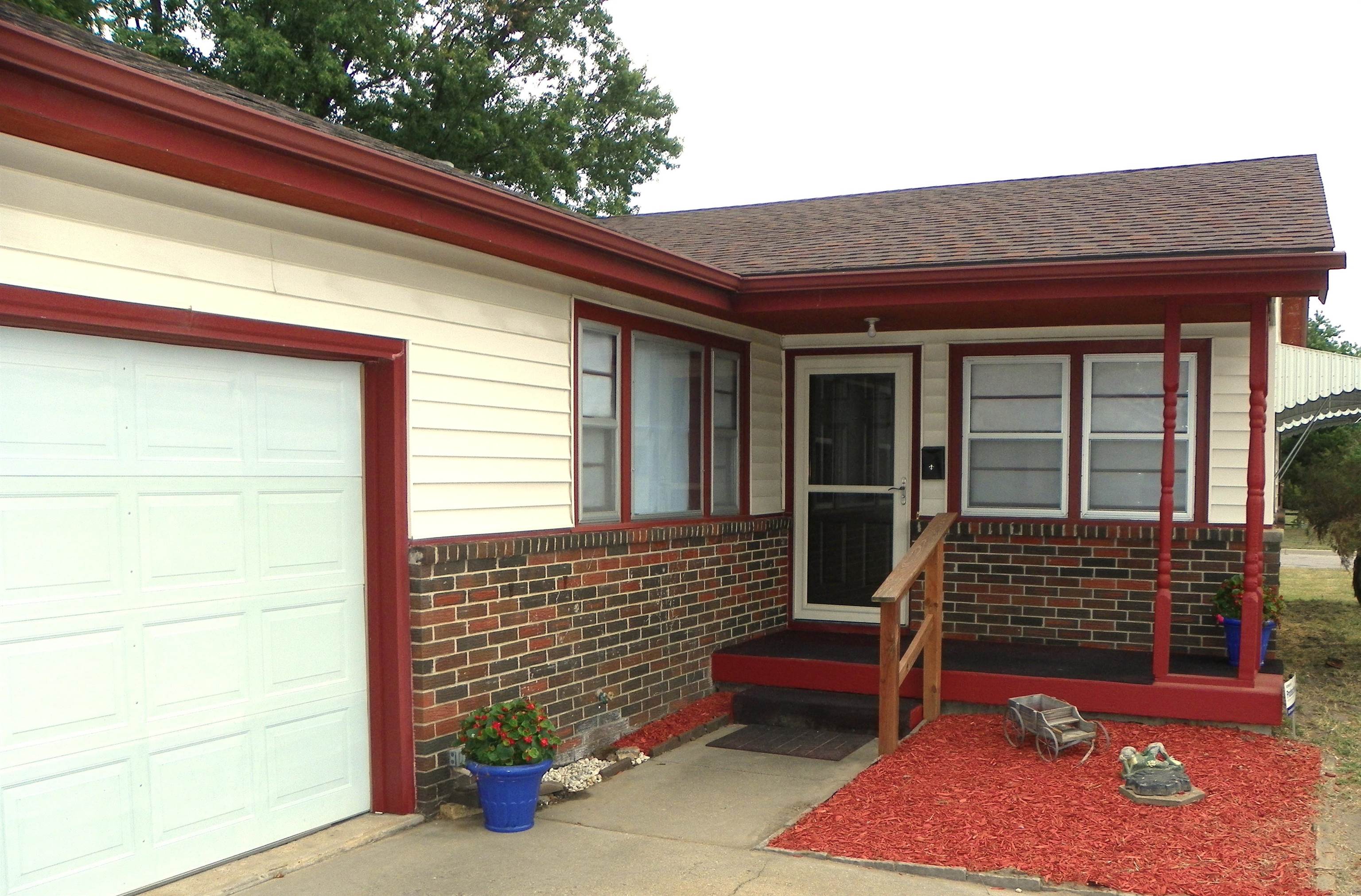 5320 S Seneca St. Property Photo 2