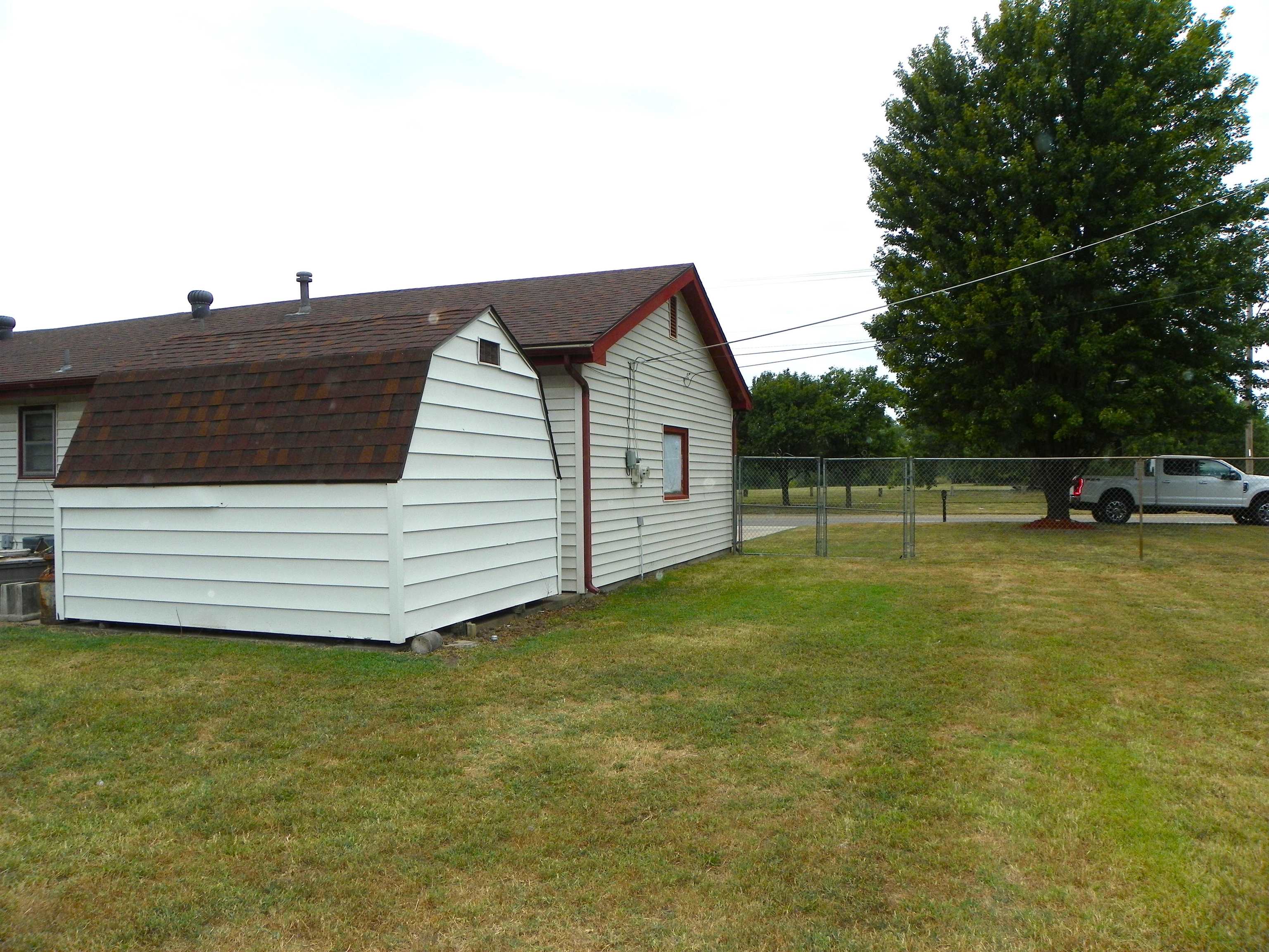 5320 S Seneca St. Property Photo 4