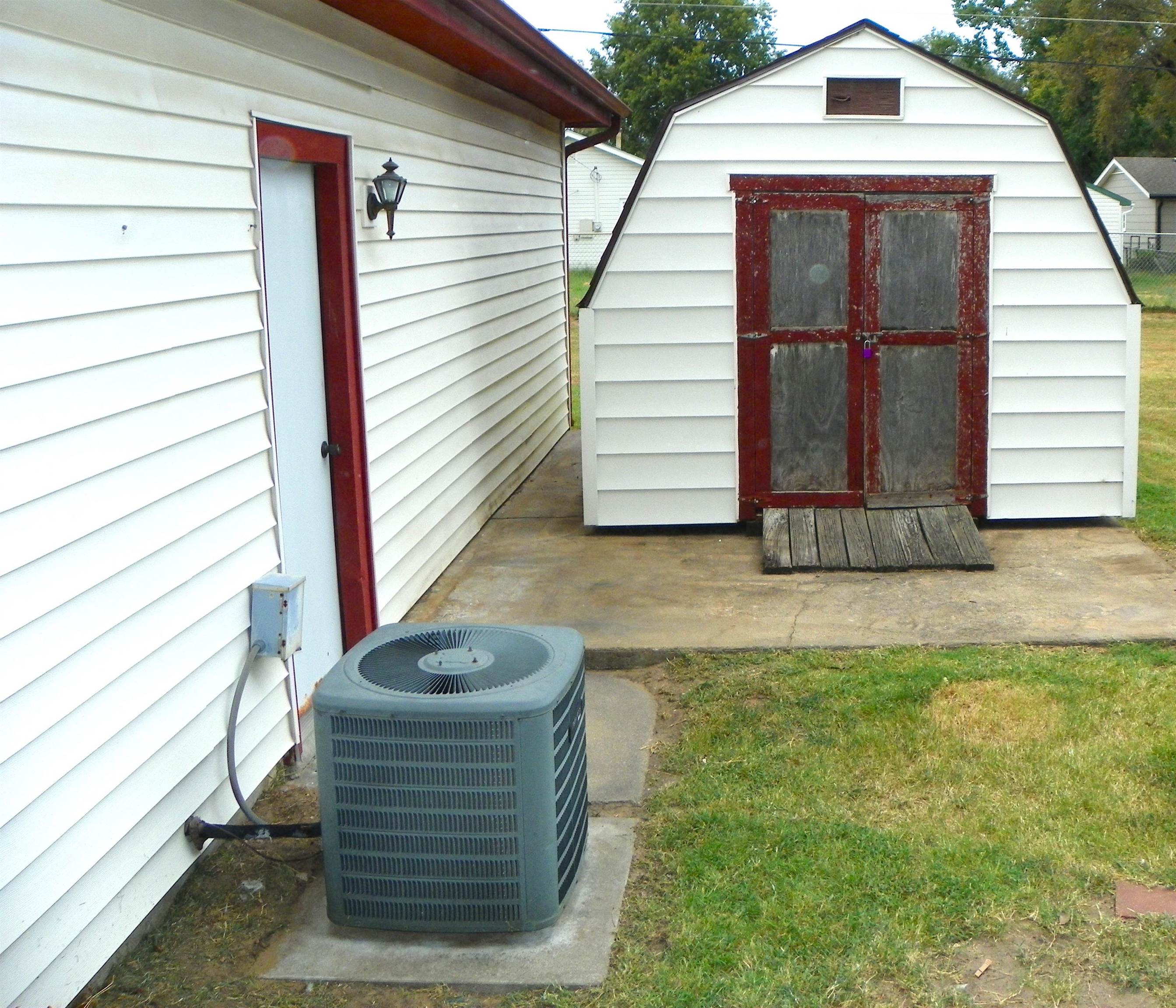 5320 S Seneca St. Property Photo 5