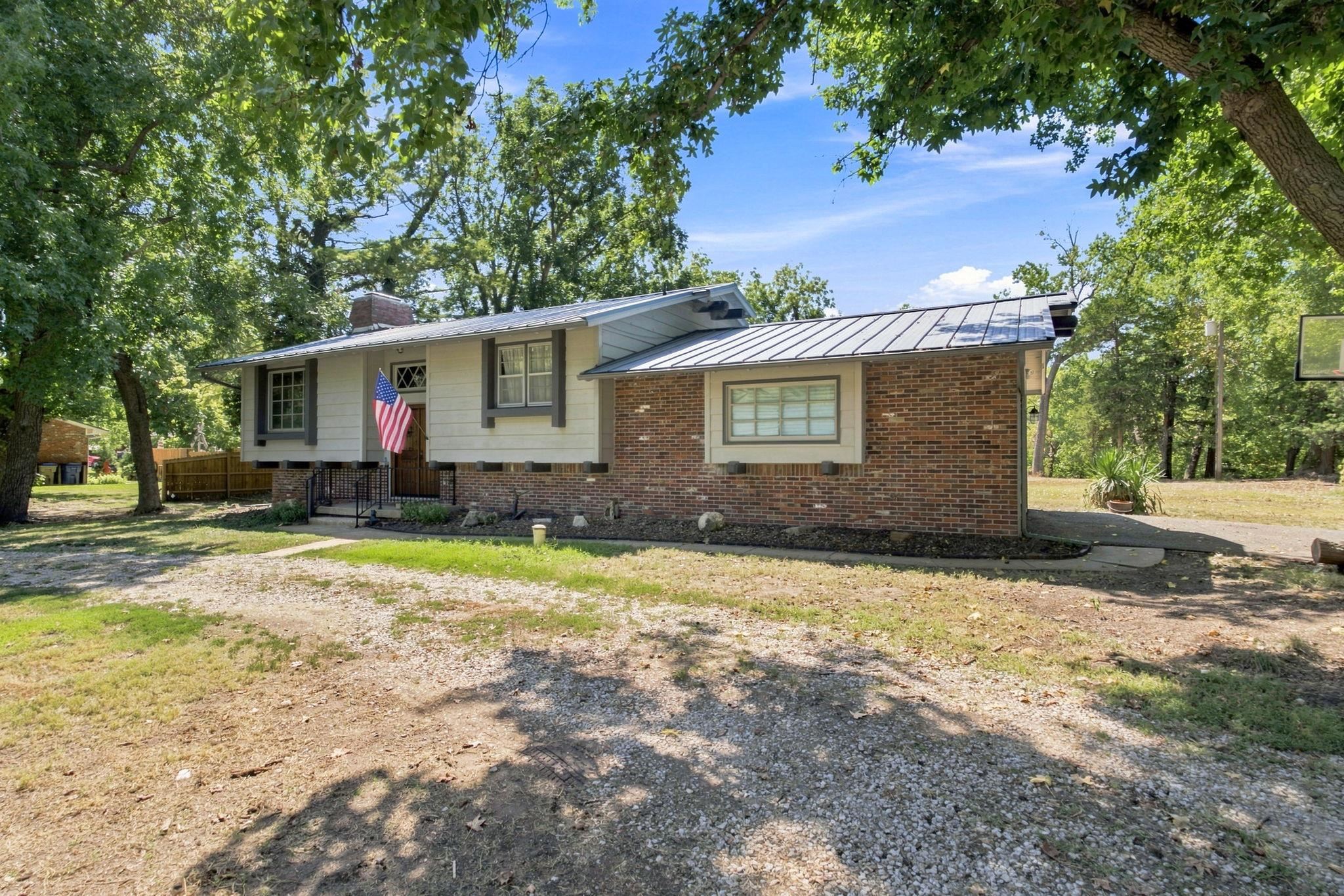 1231 S Sheridan Ave Property Photo 5