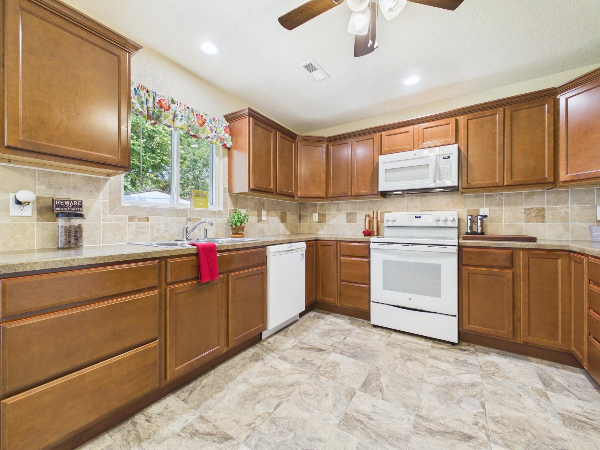 1105 N Ada St Property Photo 8