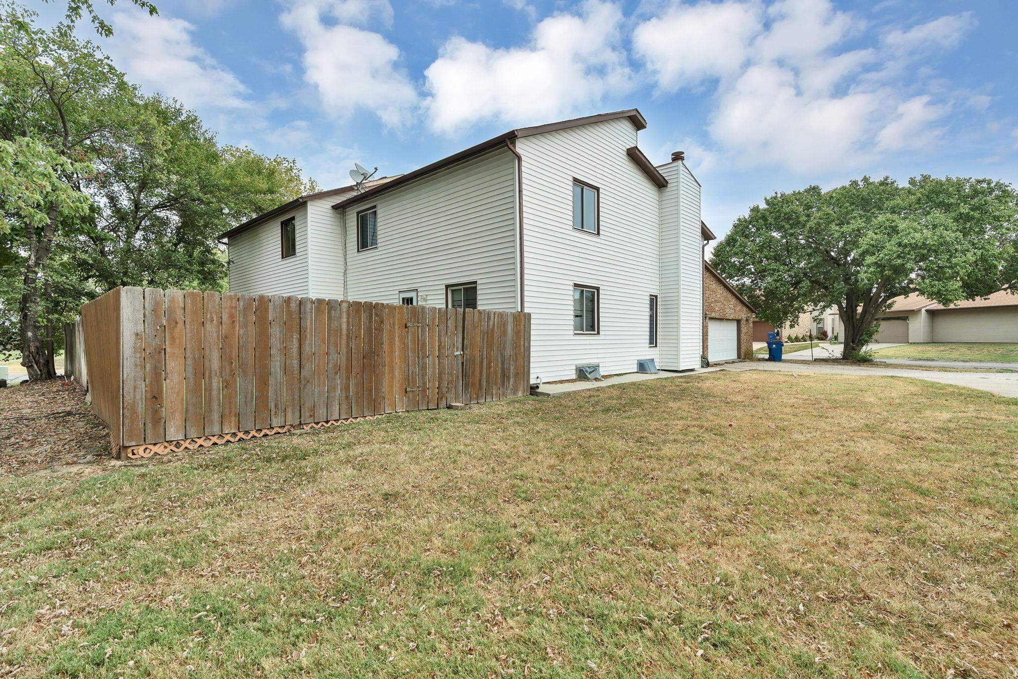 2403 N Walden Dr. #701 Property Photo 4