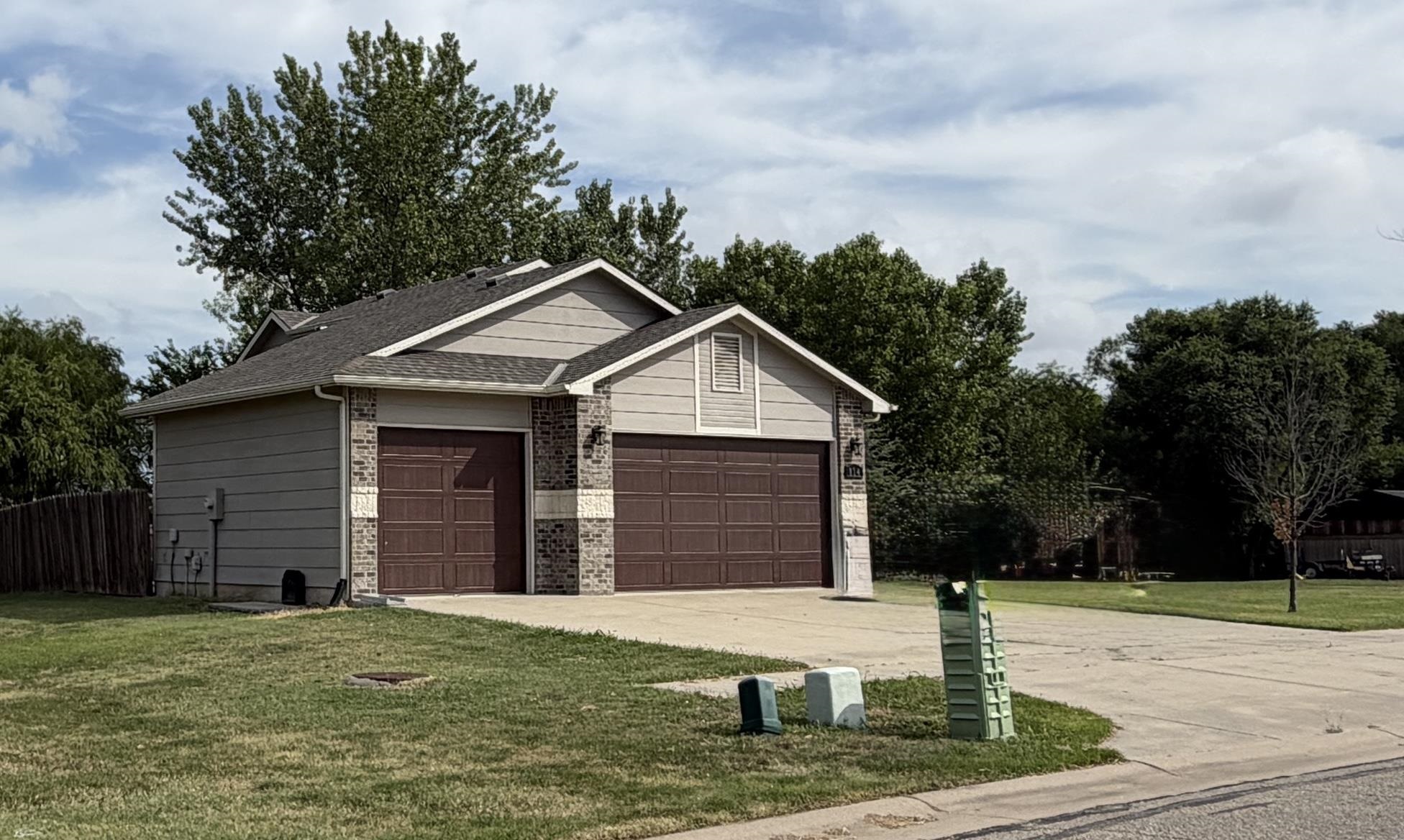 814 N Homestead Dr Property Photo 4