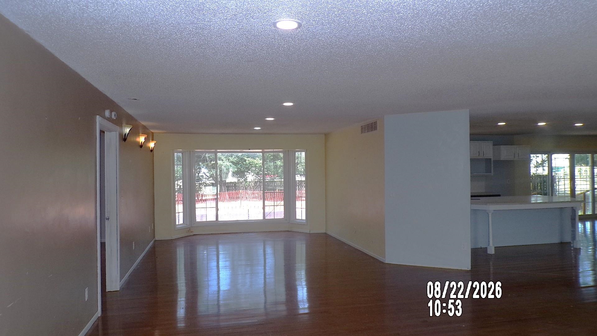 7530 N Broadway Ave Property Photo 7