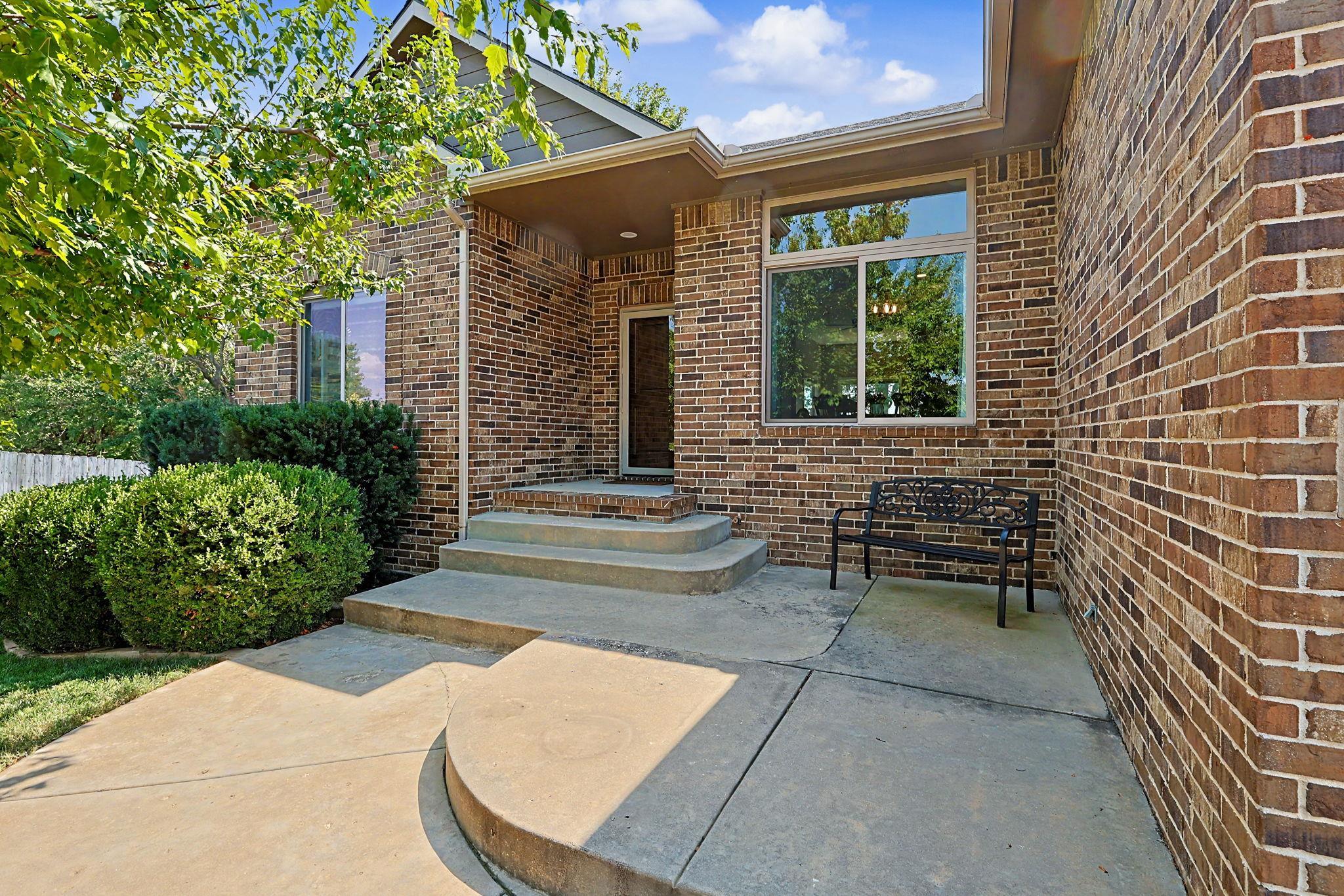 1431 E Summerlyn Property Photo 2