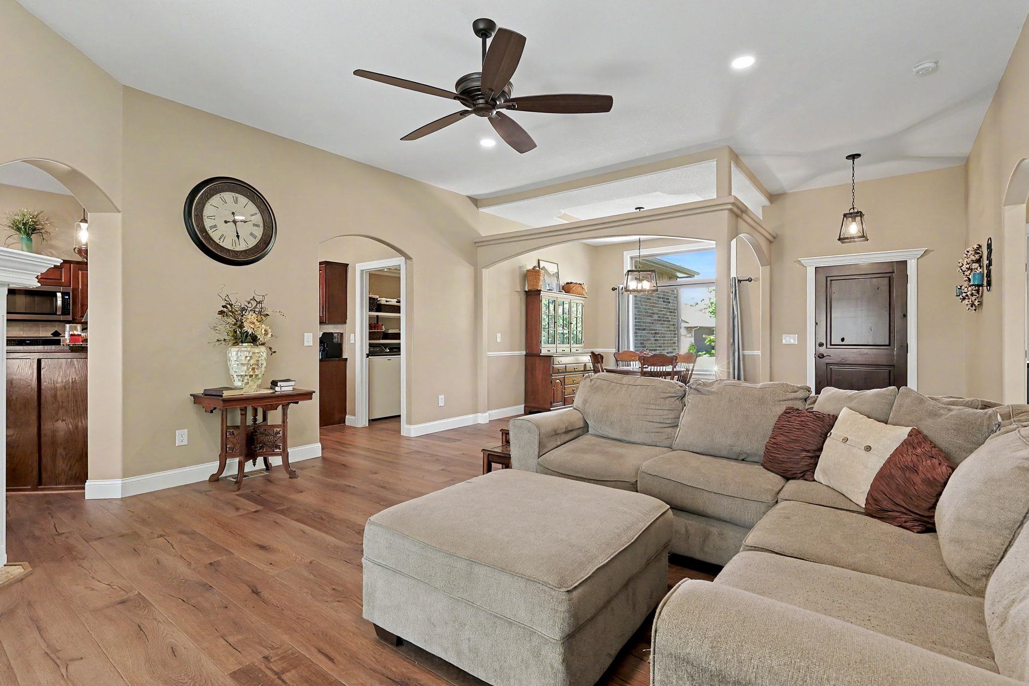 1431 E Summerlyn Property Photo 4
