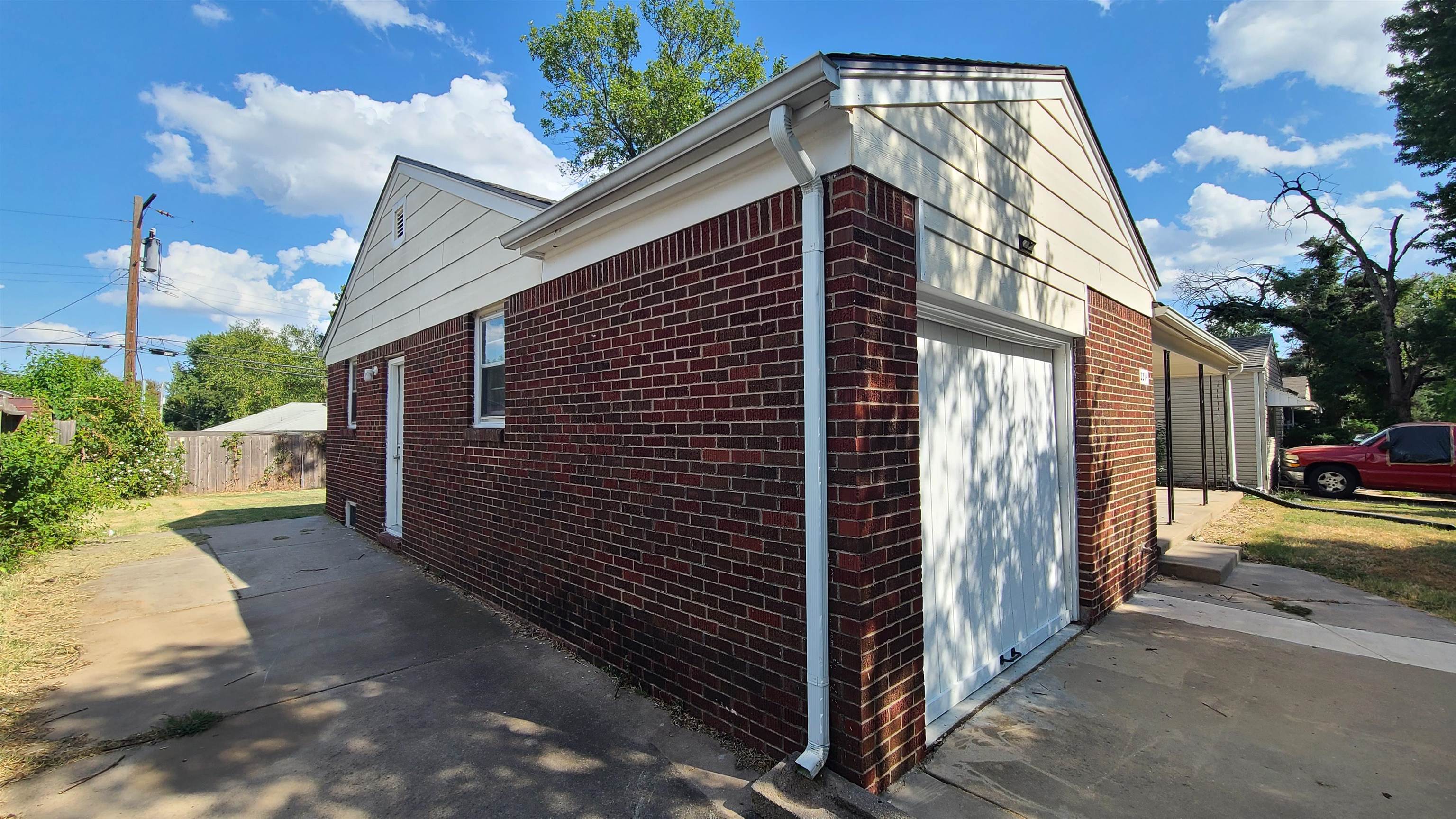 2214 S Pinecrest Ave Property Photo 3