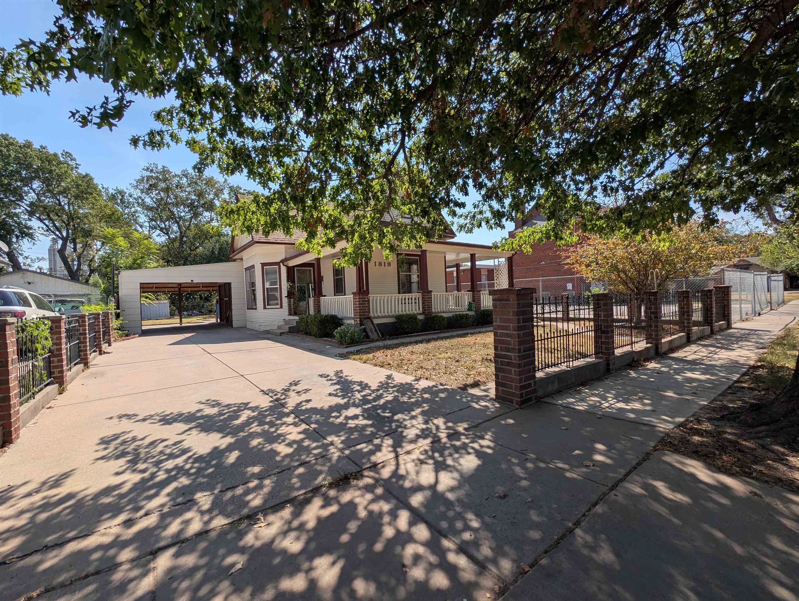 1818 N Park Pl Property Photo 1