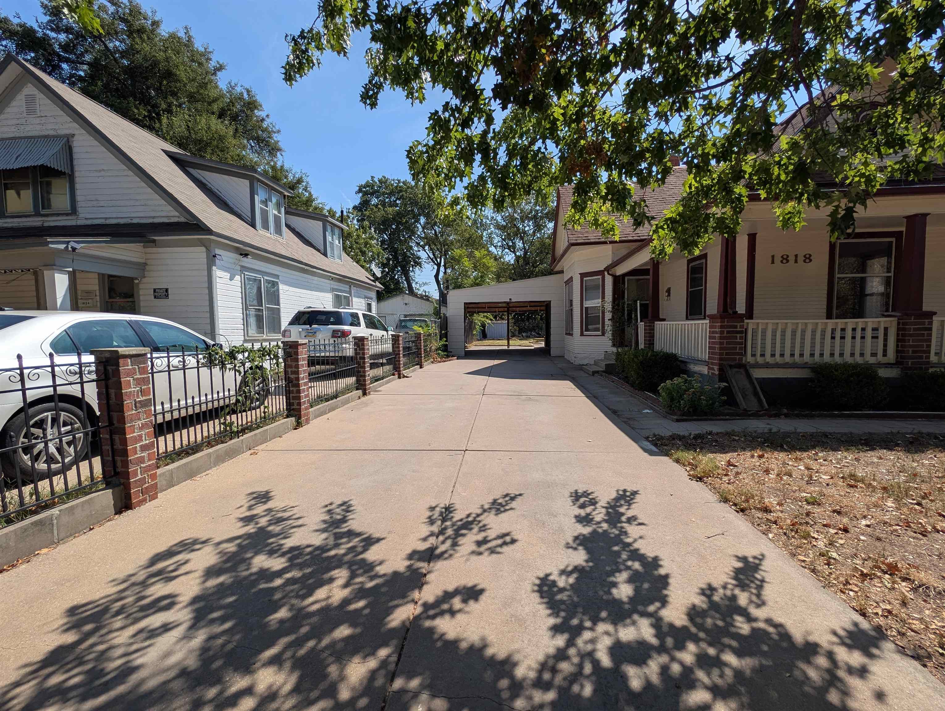 1818 N Park Pl Property Photo 2