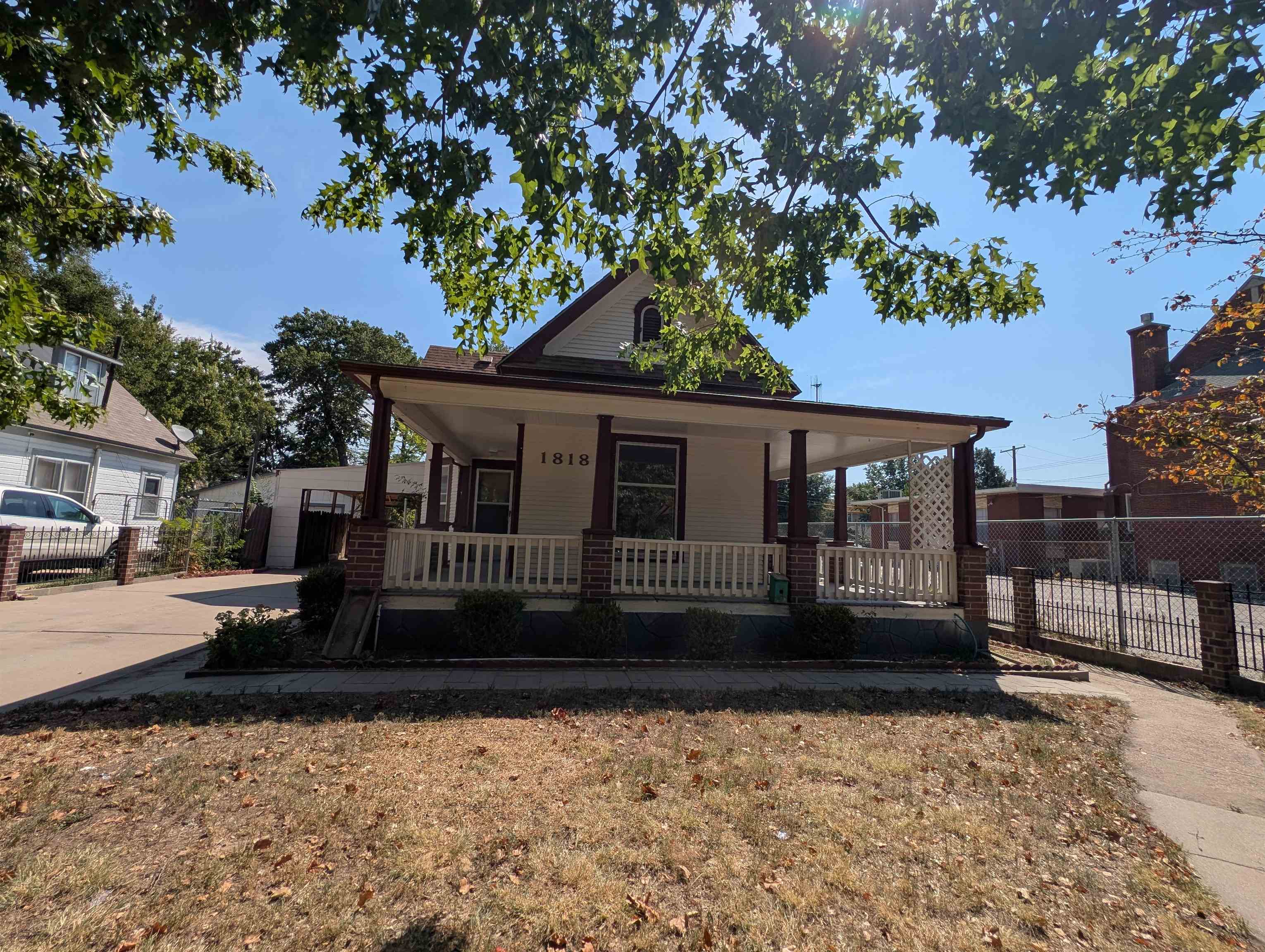 1818 N Park Pl Property Photo 3