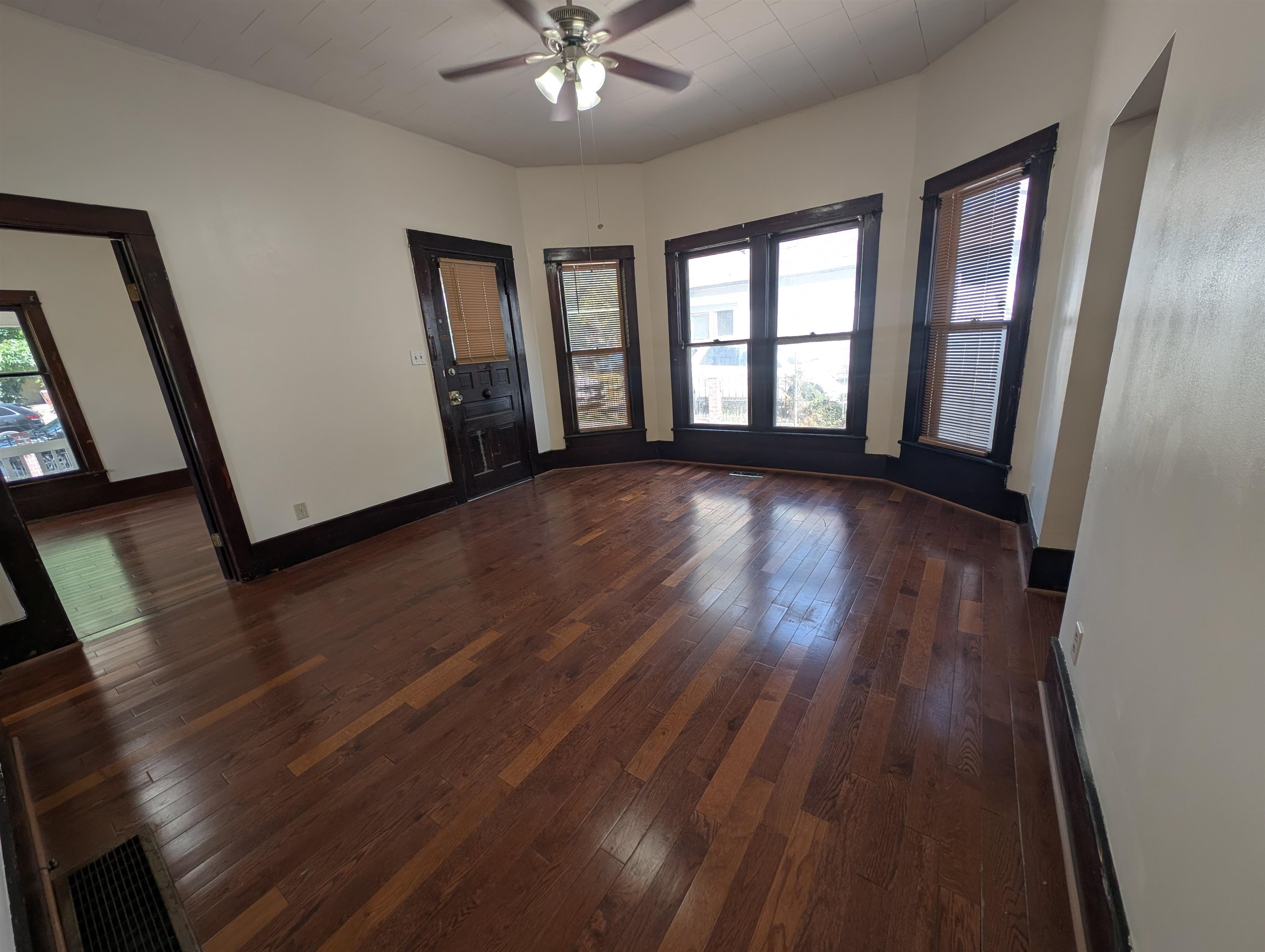 1818 N Park Pl Property Photo 4