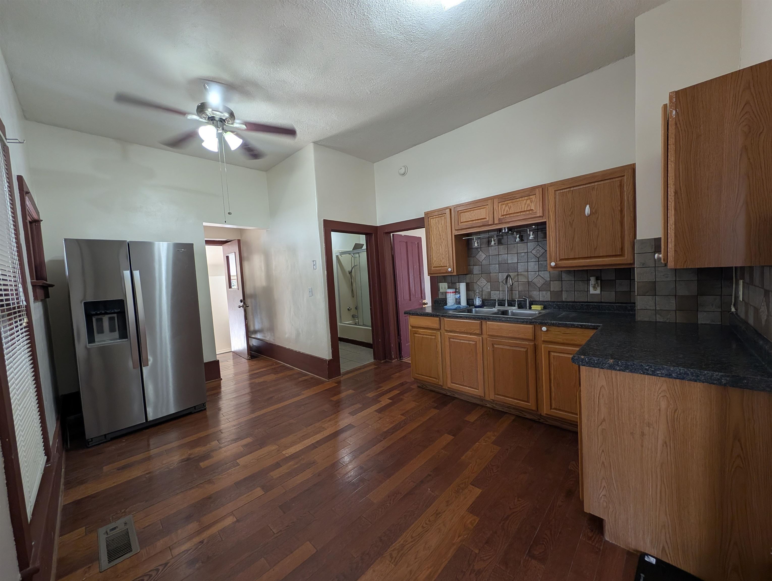 1818 N Park Pl Property Photo 5