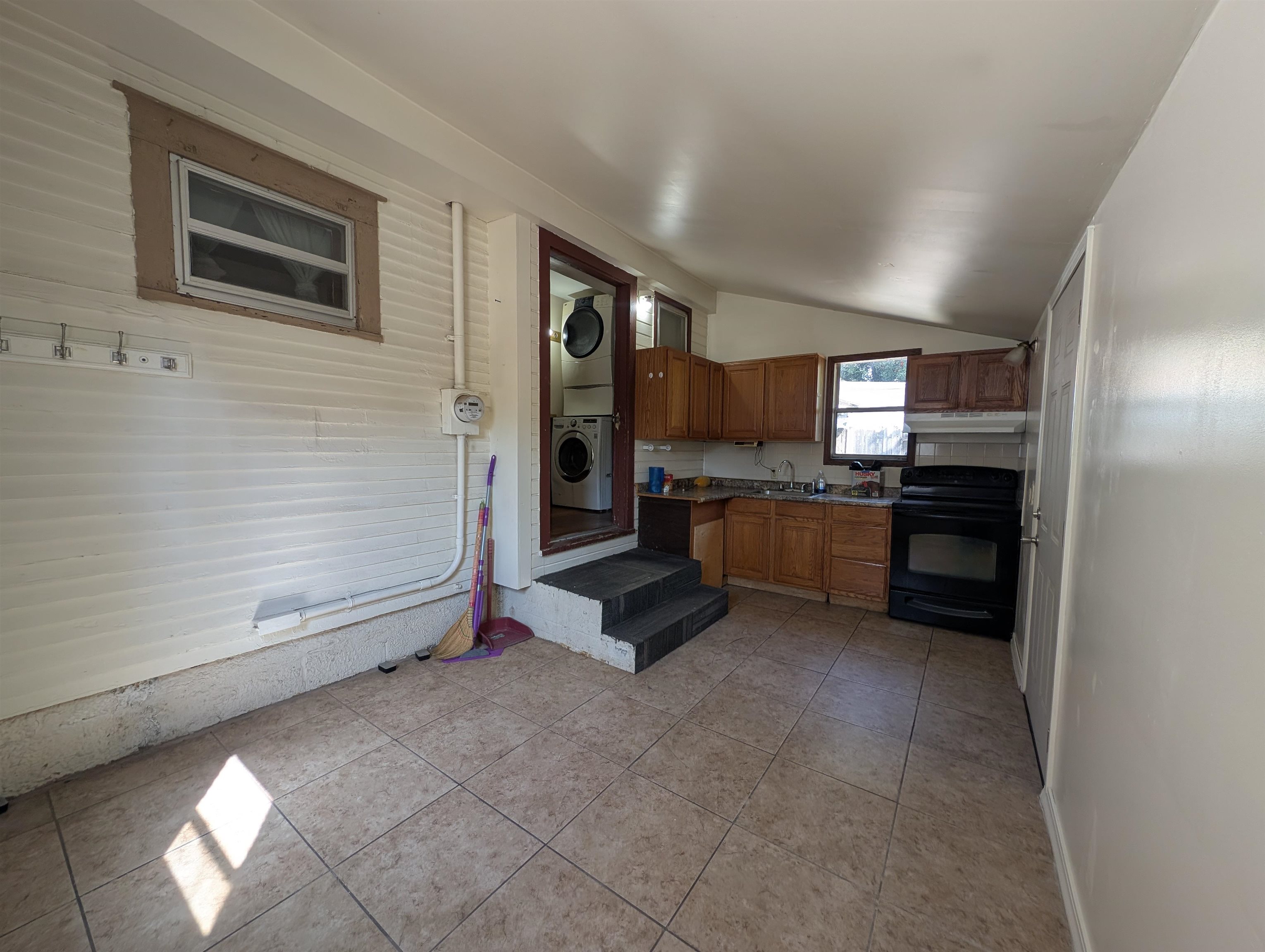 1818 N Park Pl Property Photo 7