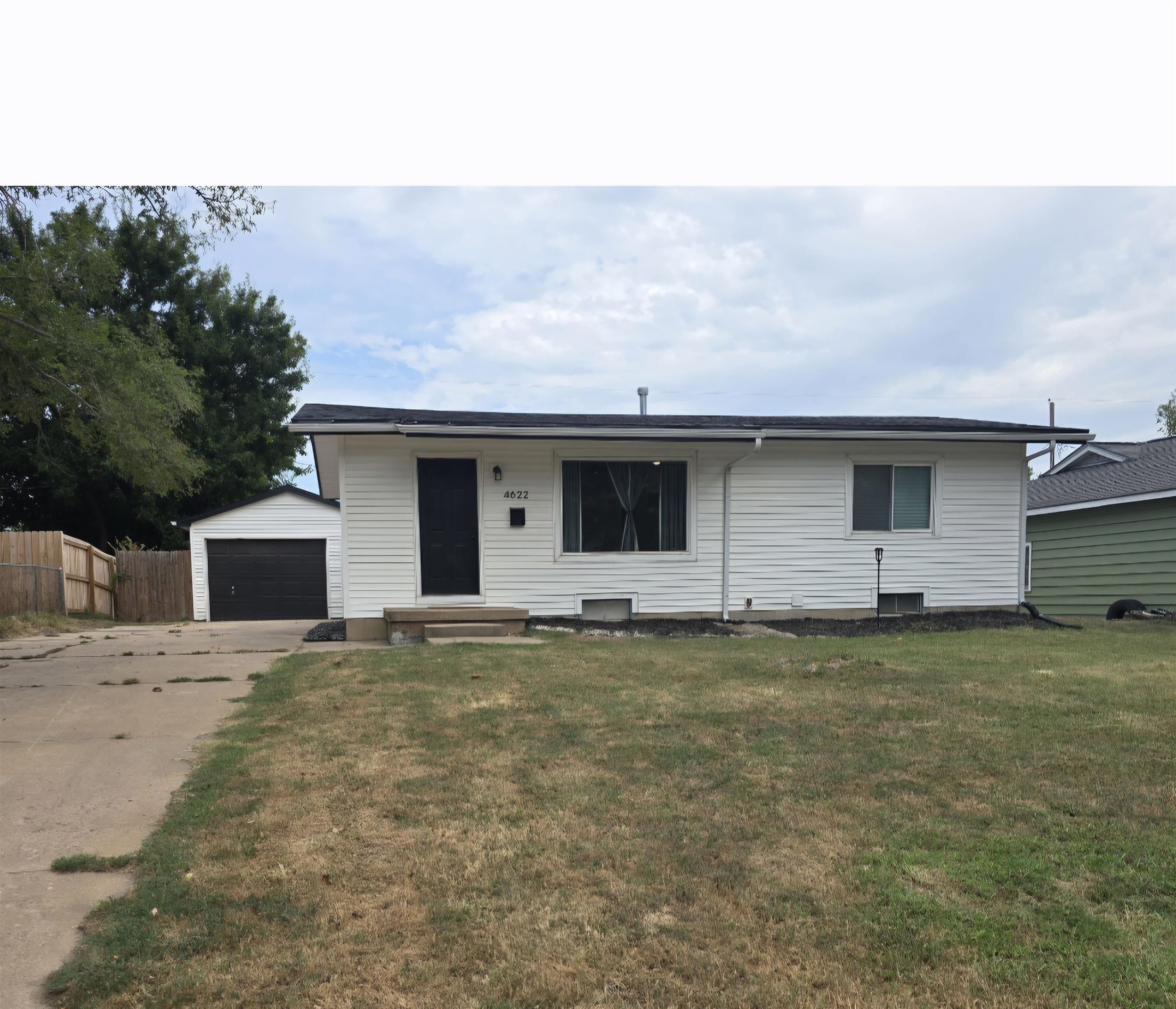 4622 S Vine Property Photo 2
