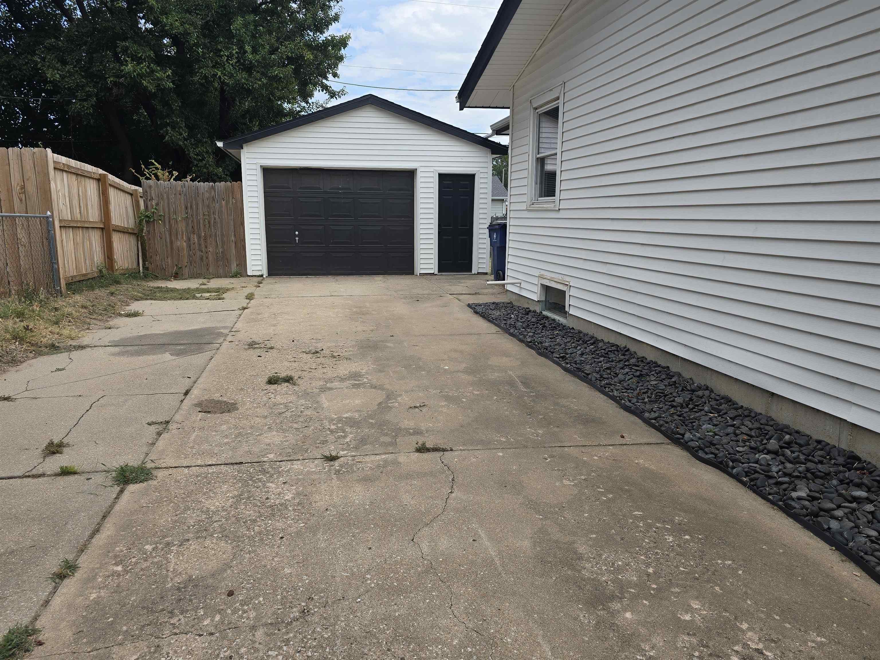 4622 S Vine Property Photo 3