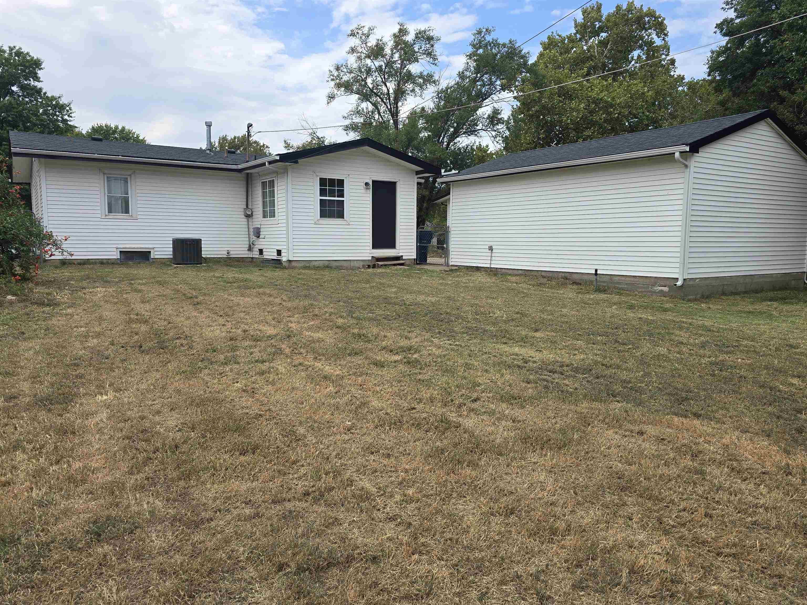 4622 S Vine Property Photo 4