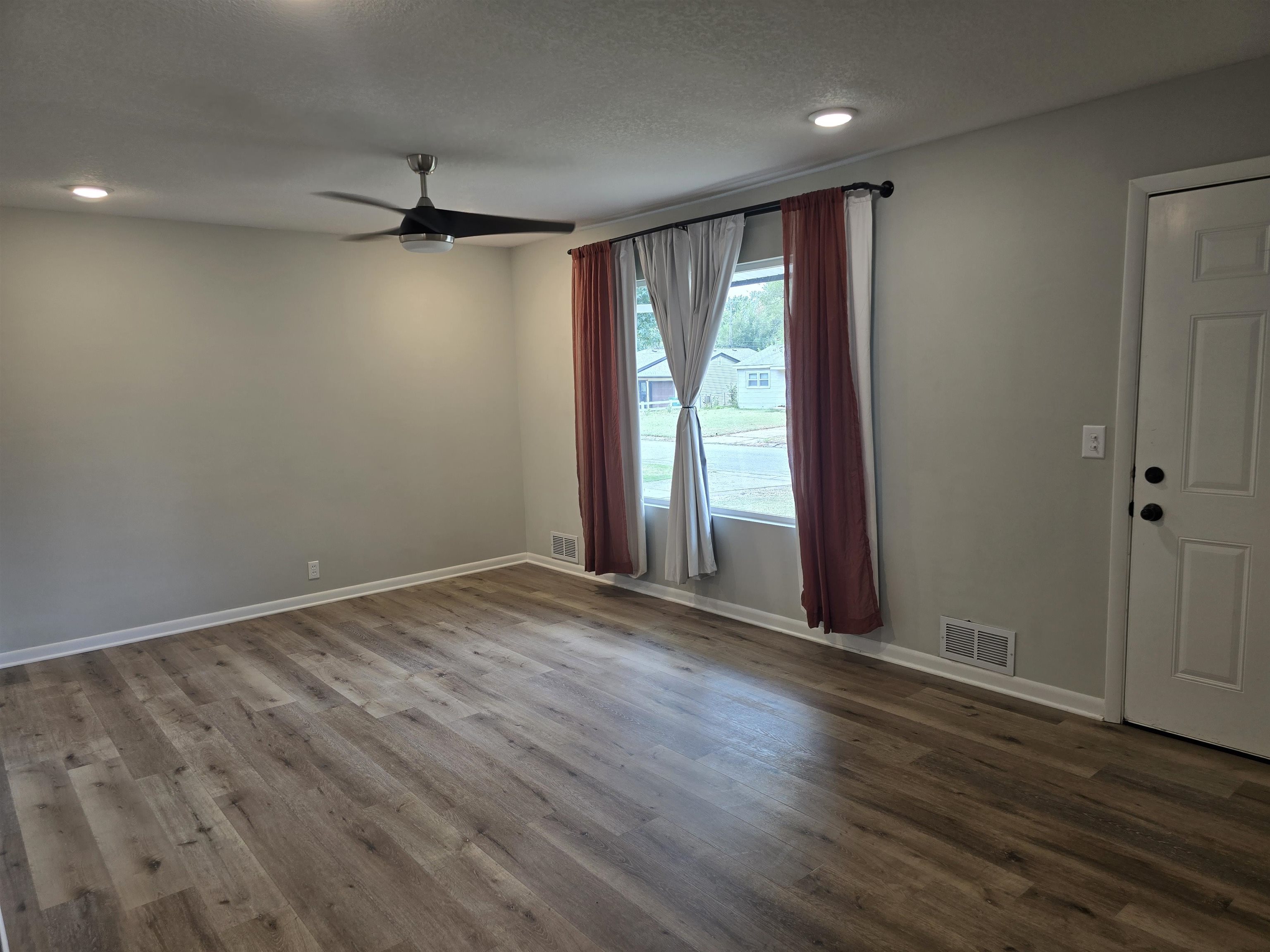 4622 S Vine Property Photo 9