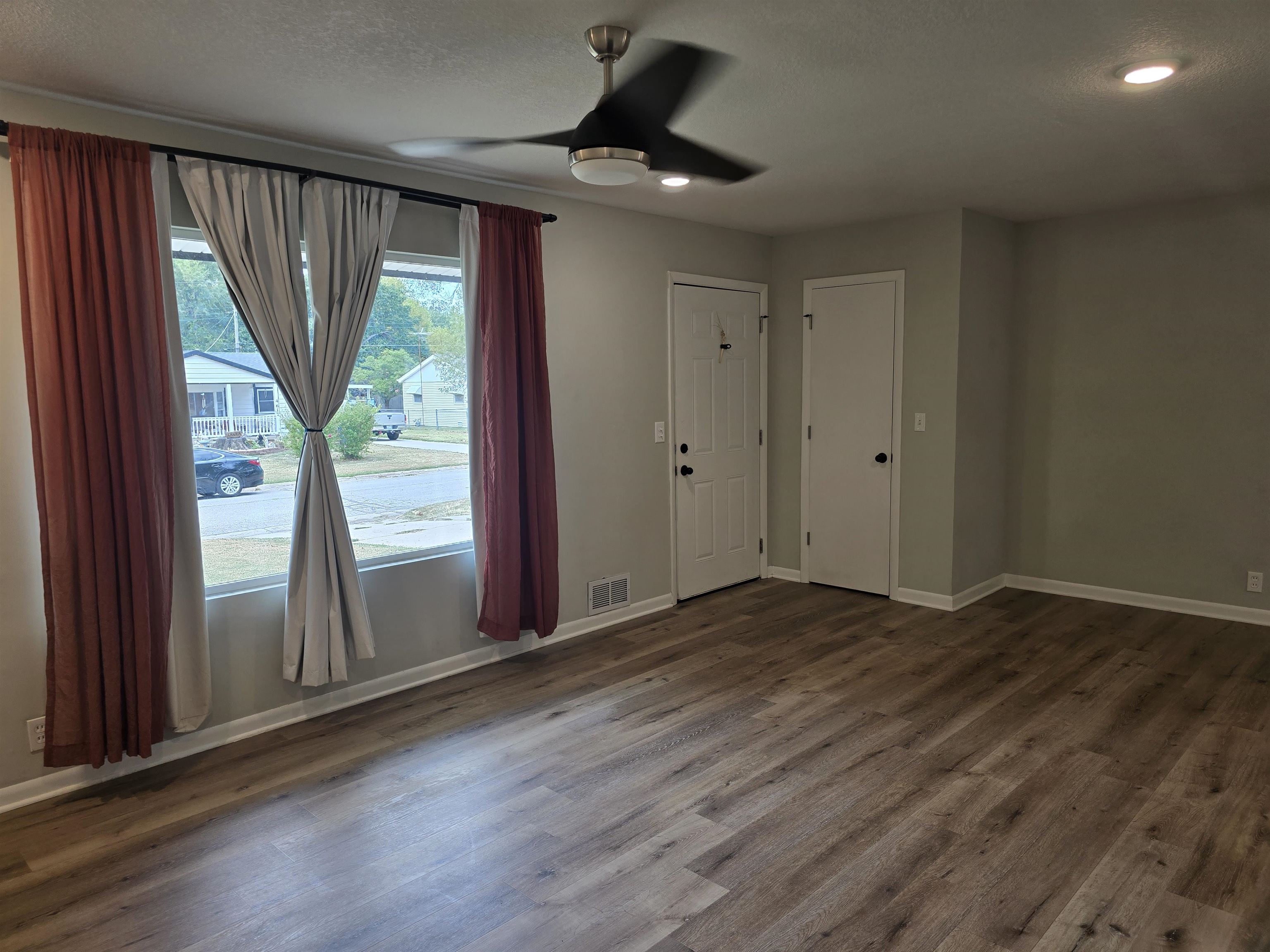 4622 S Vine Property Photo 10