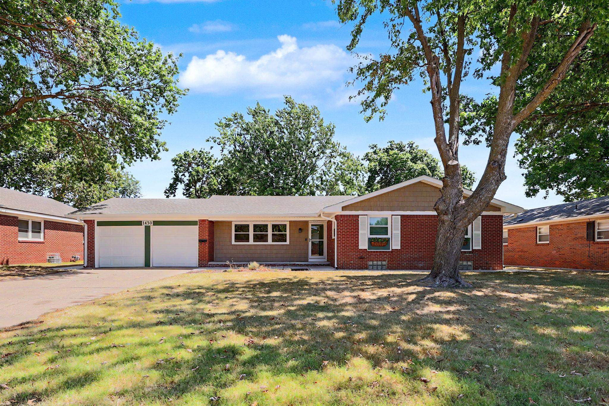 1430 N Mount Carmel Ave Property Photo 1
