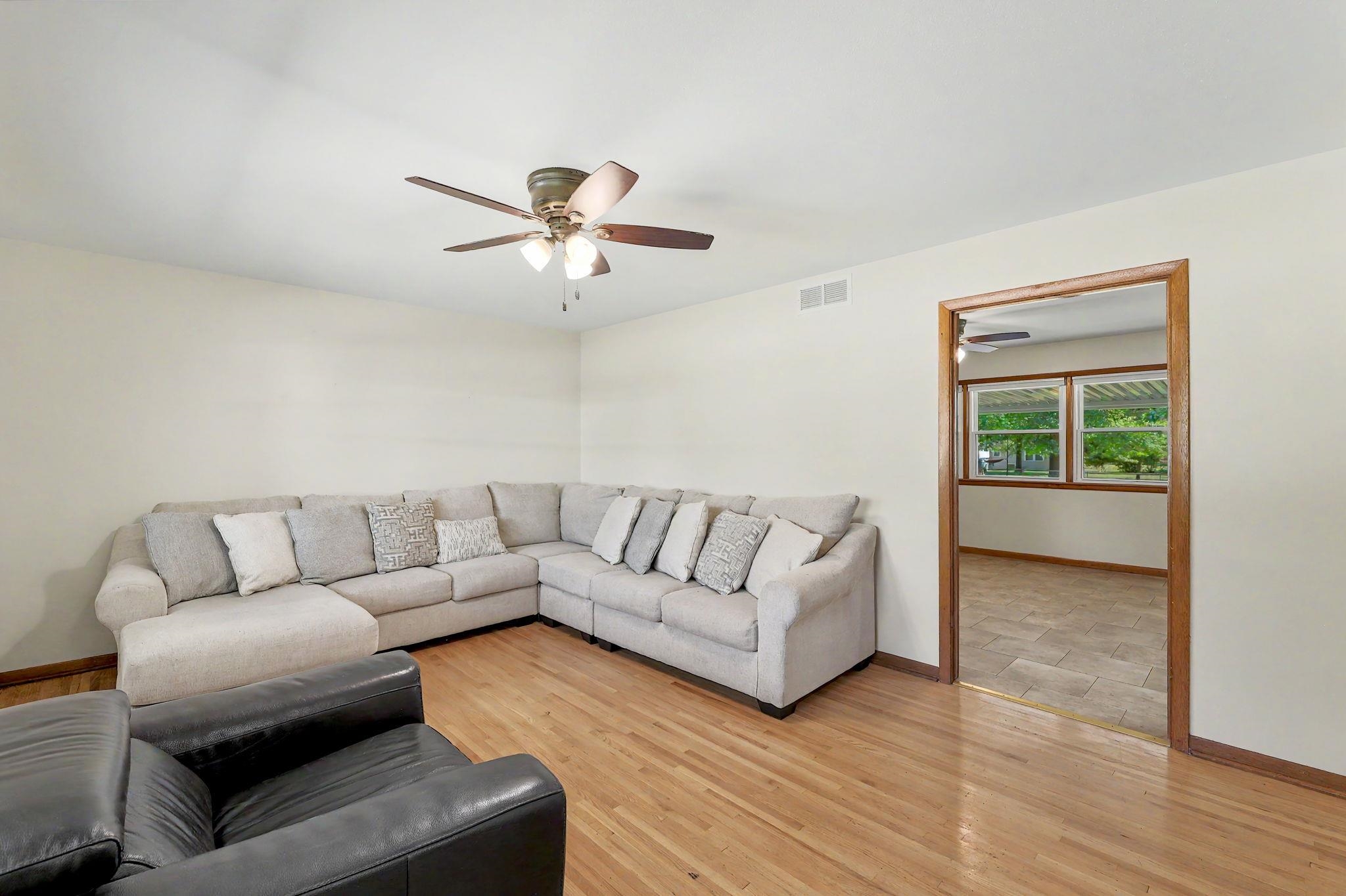 1430 N Mount Carmel Ave Property Photo 4
