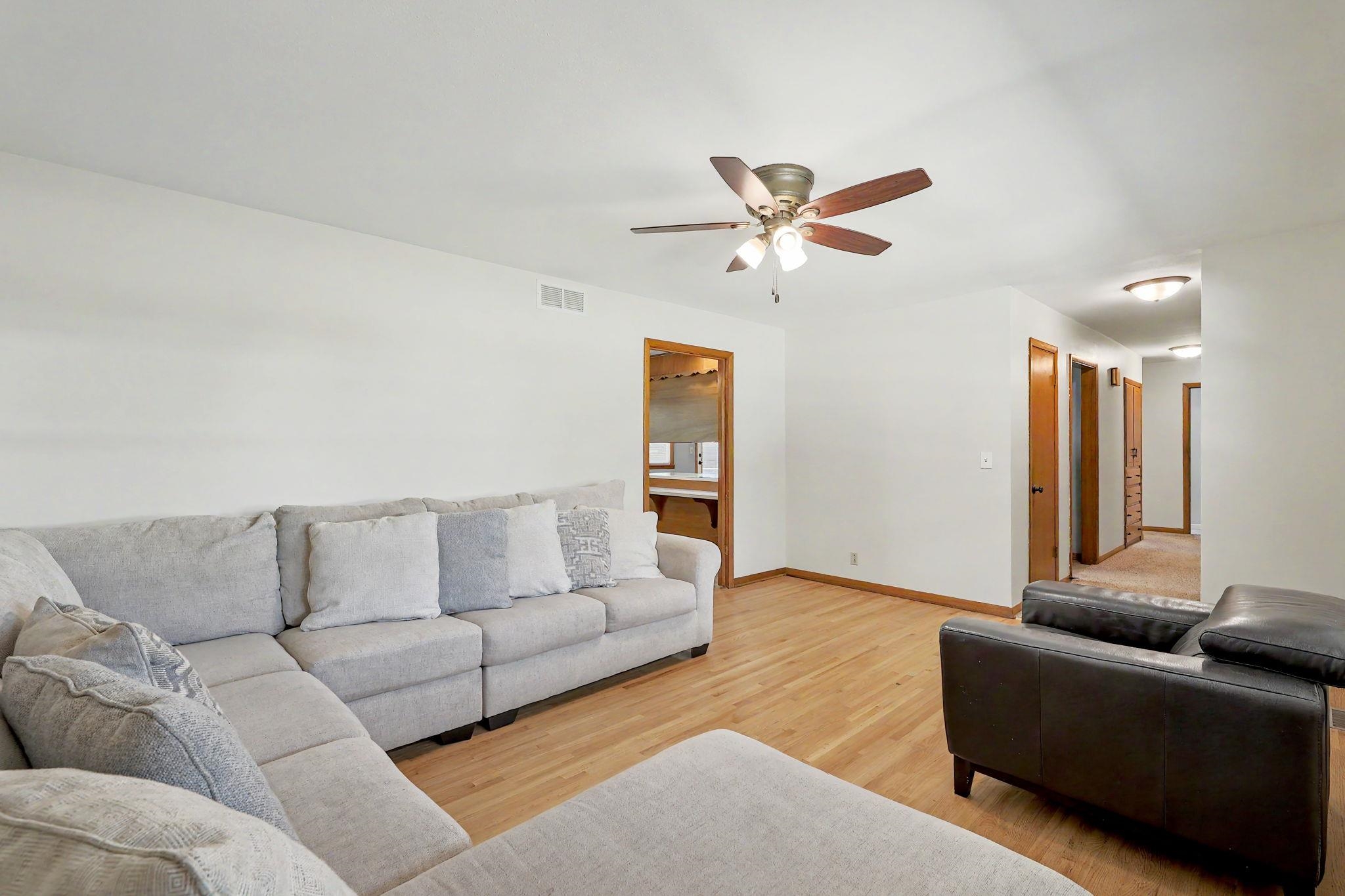 1430 N Mount Carmel Ave Property Photo 5