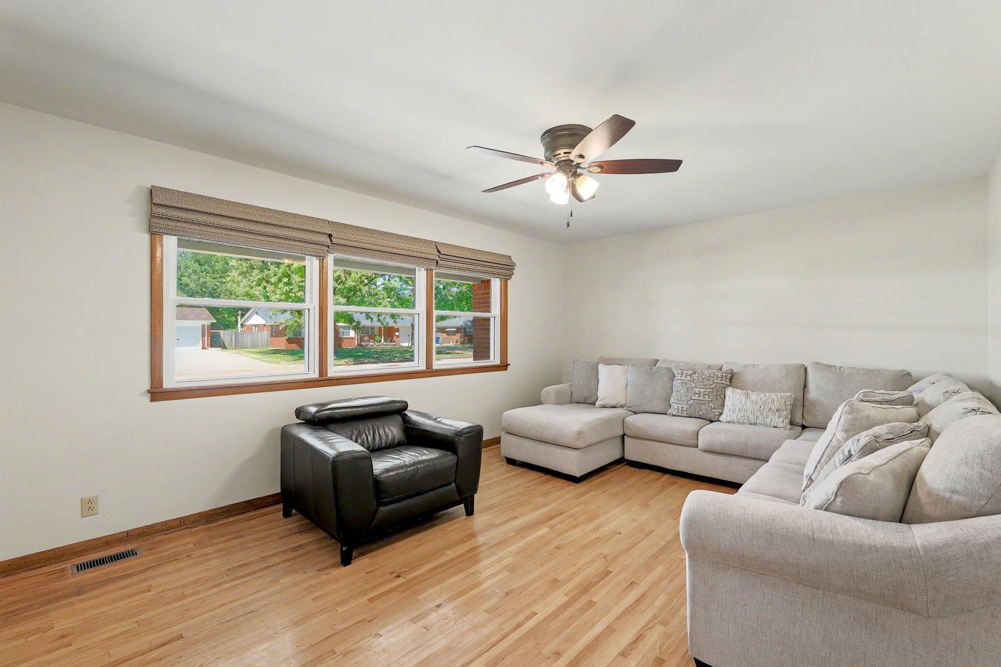 1430 N Mount Carmel Ave Property Photo 6