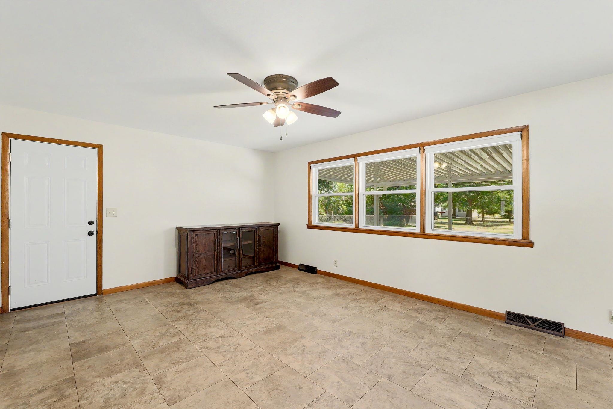 1430 N Mount Carmel Ave Property Photo 7