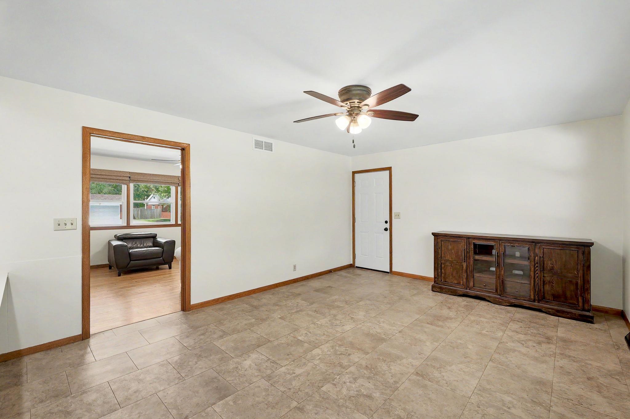 1430 N Mount Carmel Ave Property Photo 8