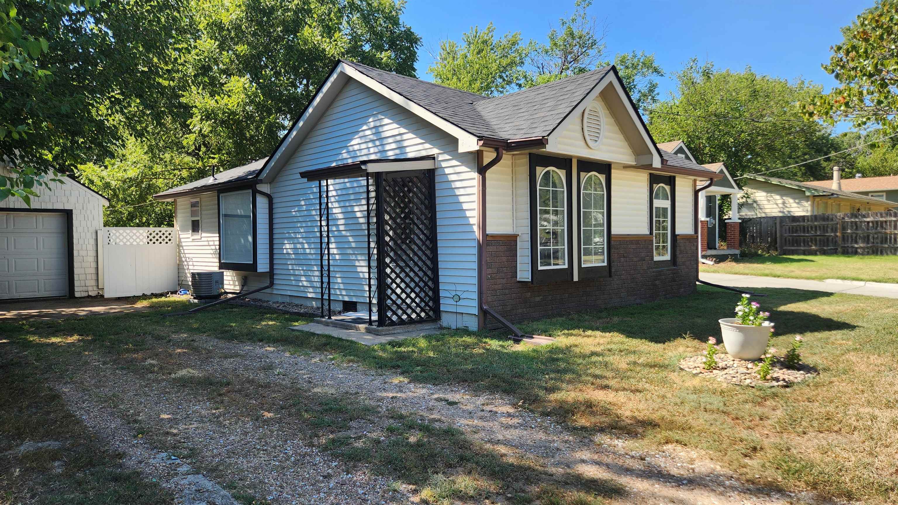 763 N Custer Ave Property Photo 4