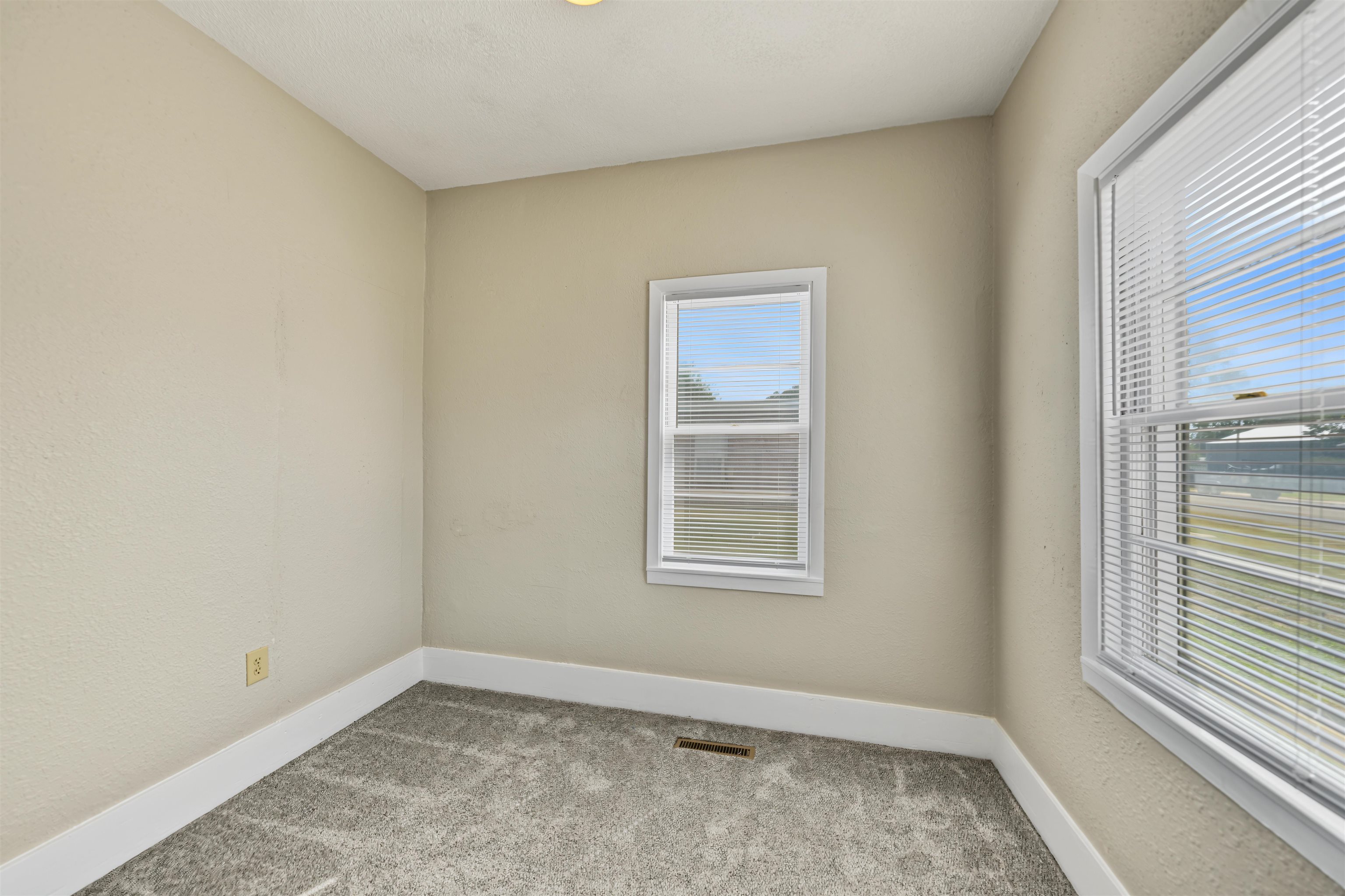 120 W 4th St. Property Photo 13