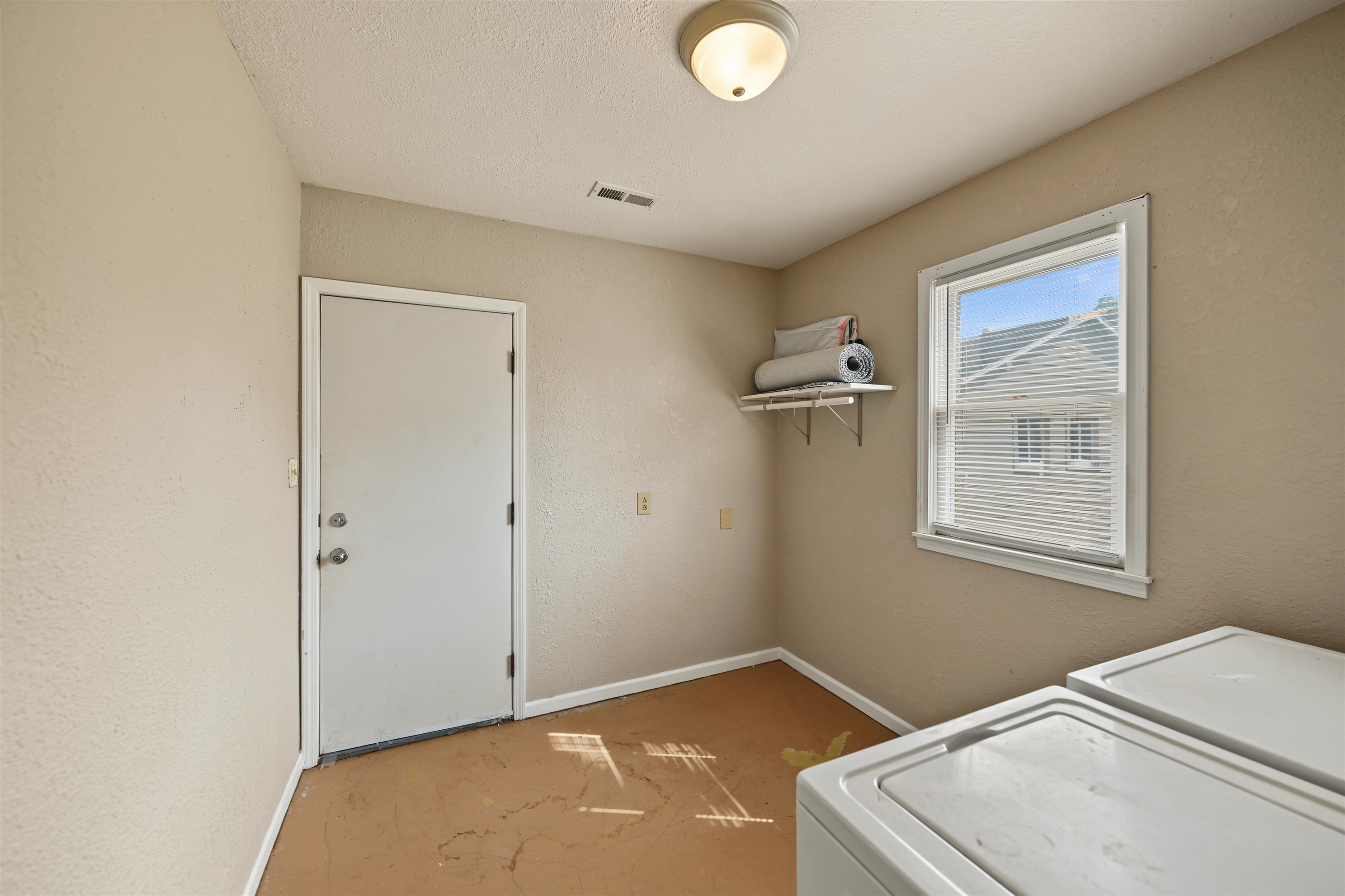 120 W 4th St. Property Photo 16