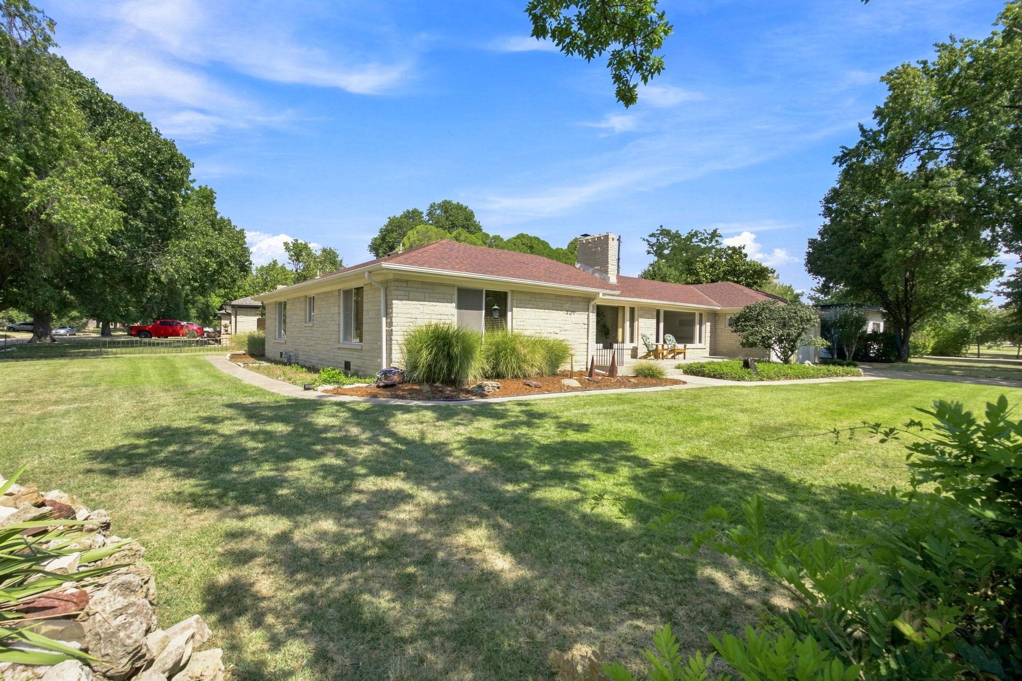 401 N Brookside Property Photo 6