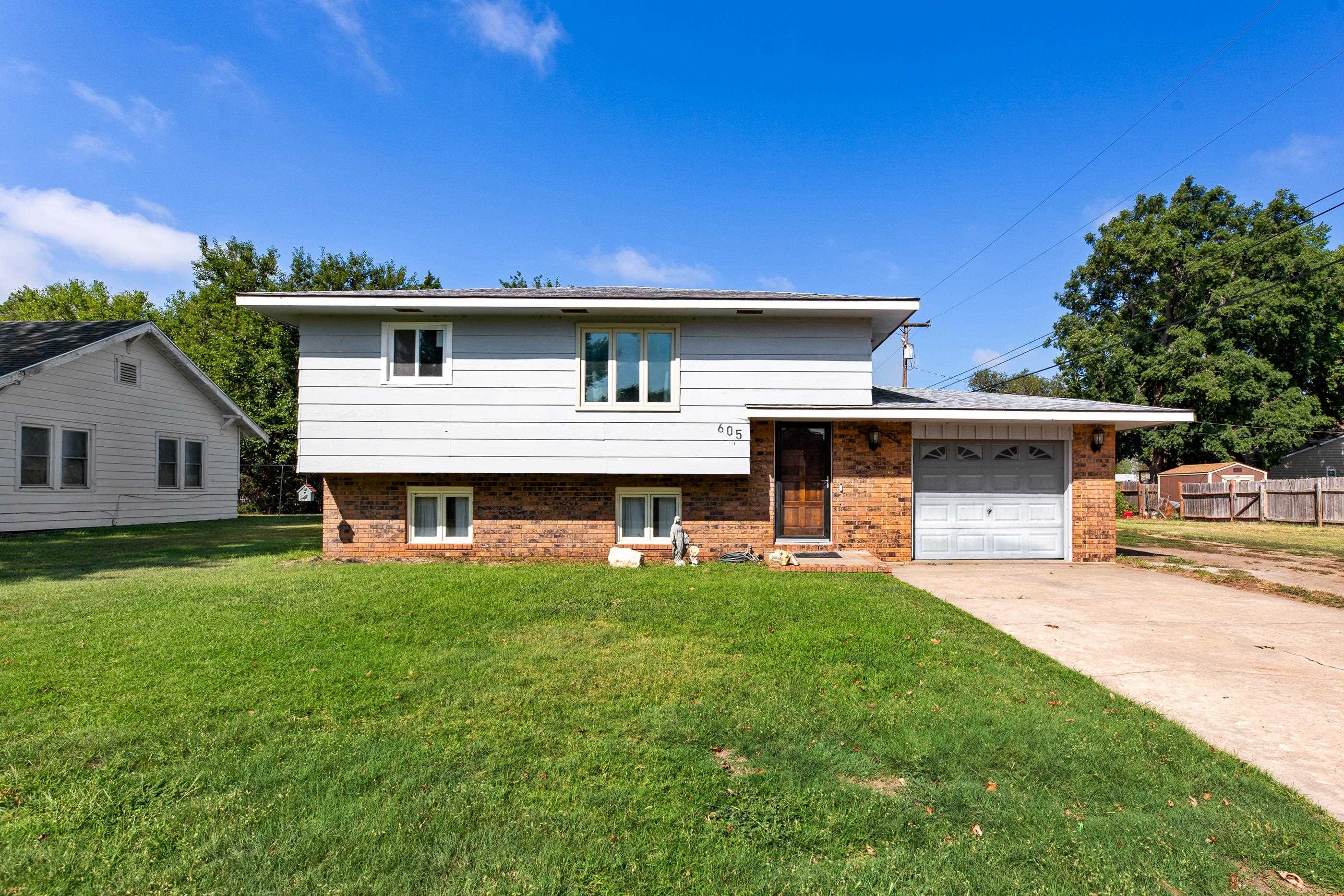 605 S Walnut