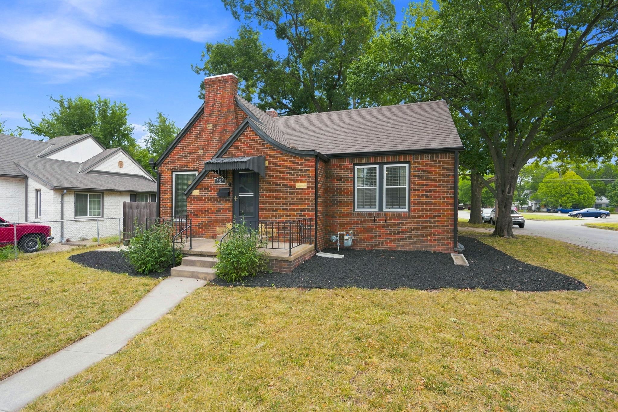 556 S Poplar Street Property Photo 2