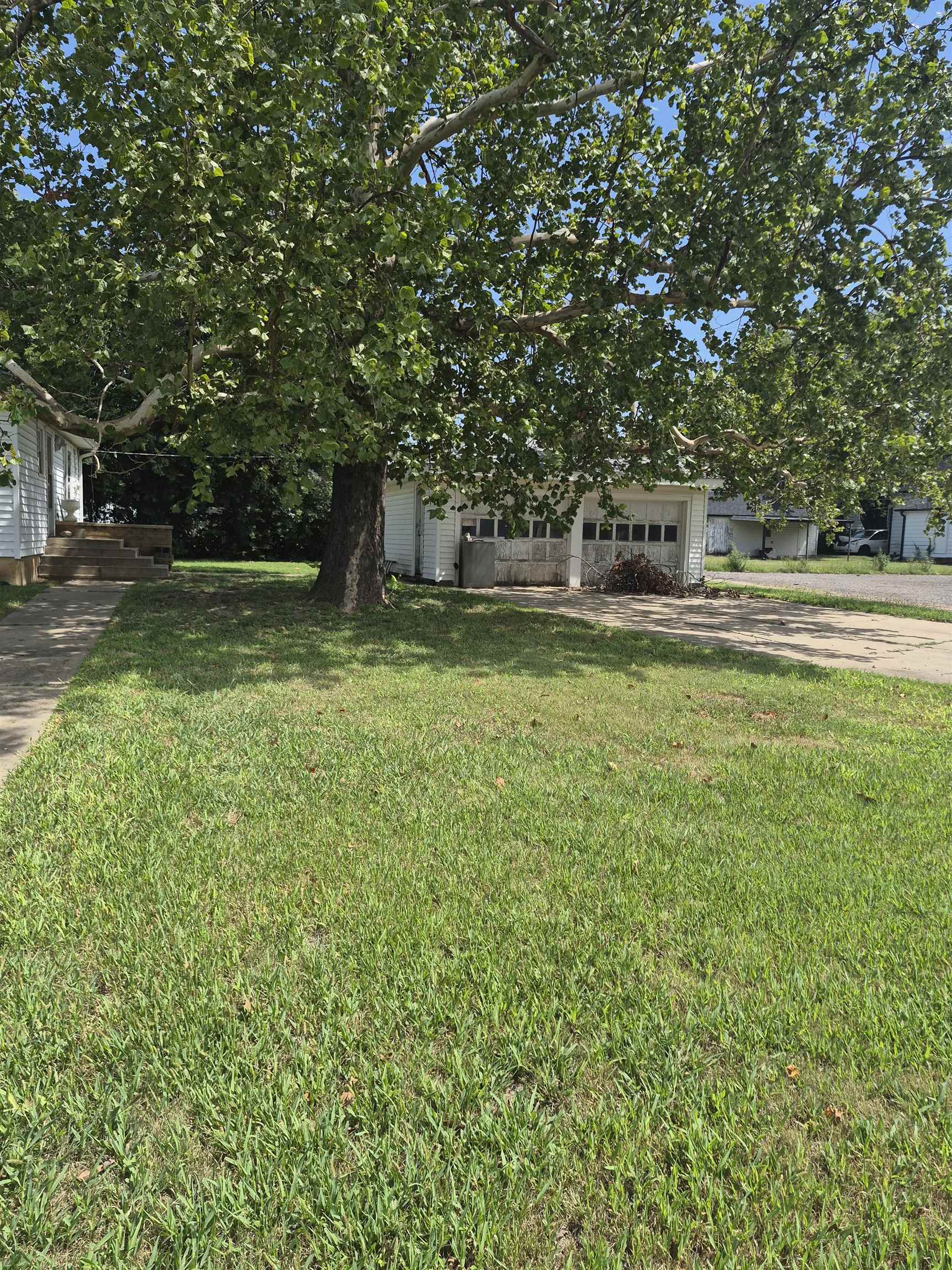 205 E Lost St. Property Photo 5