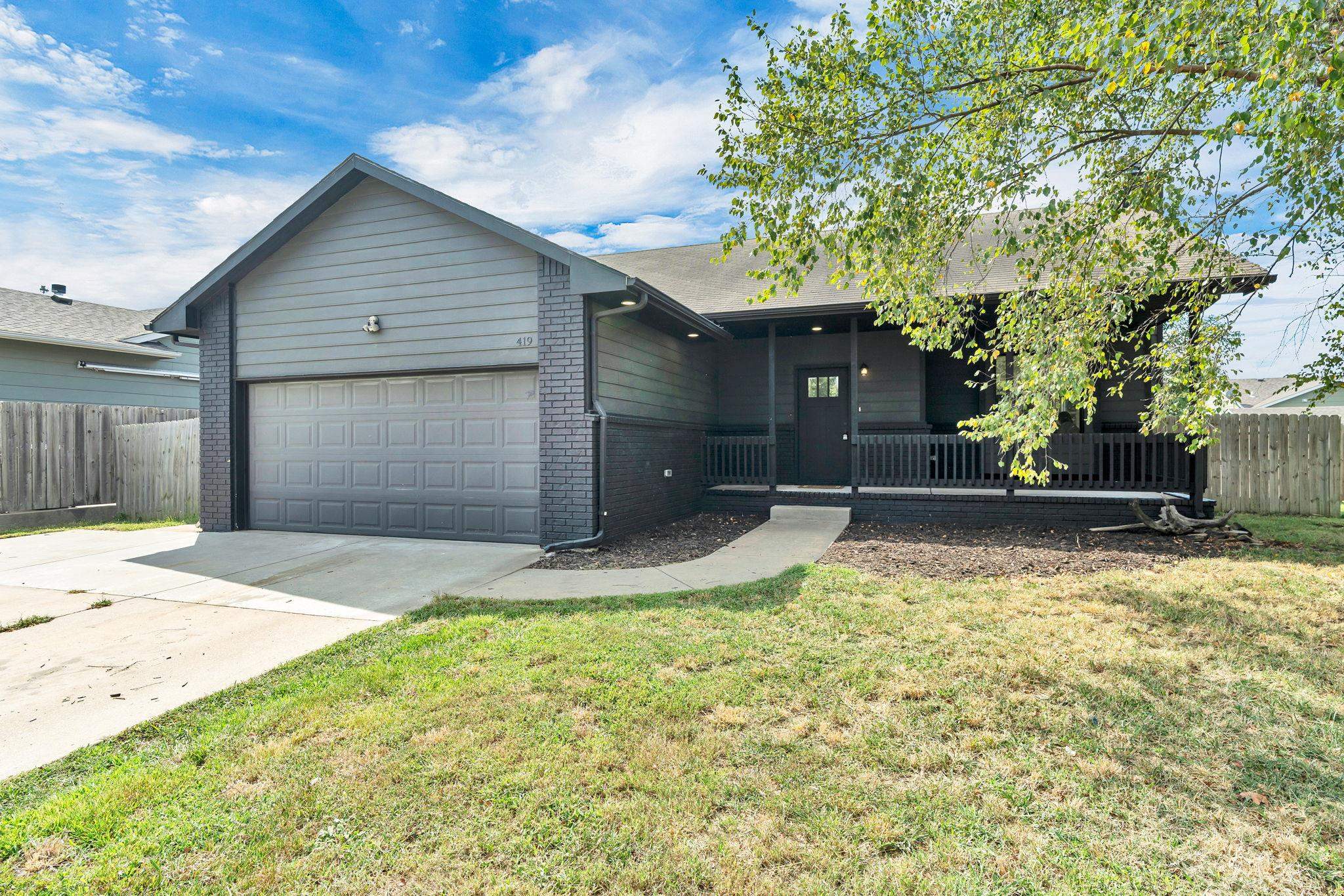 419 E Myers Ct Property Photo 1