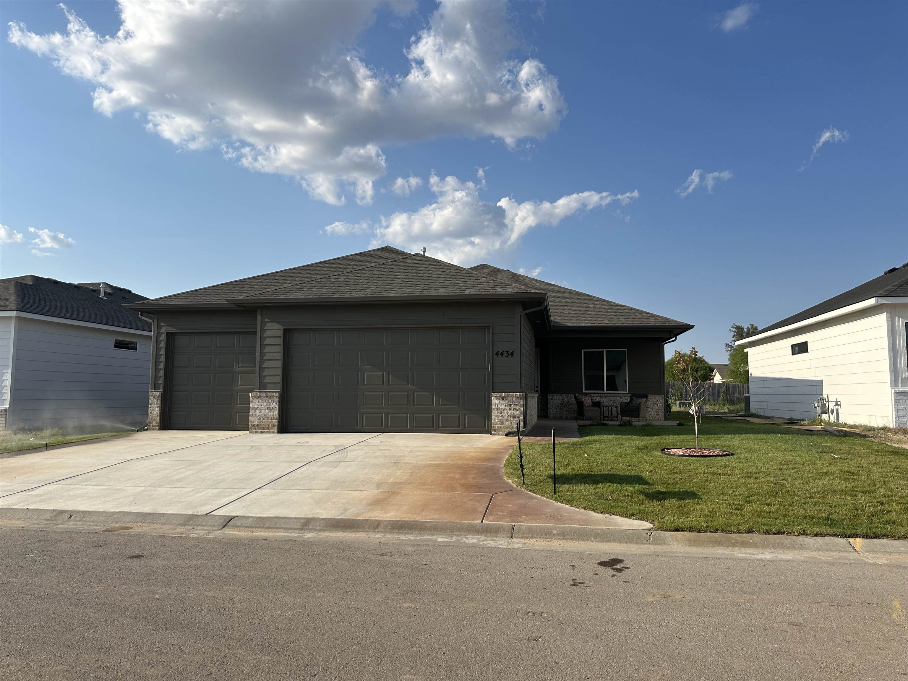 4434 N Sunny Ct Property Photo 1