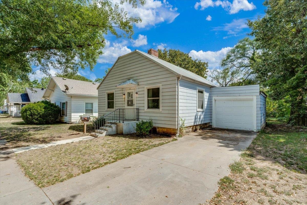 323 E Broadway Property Photo 1