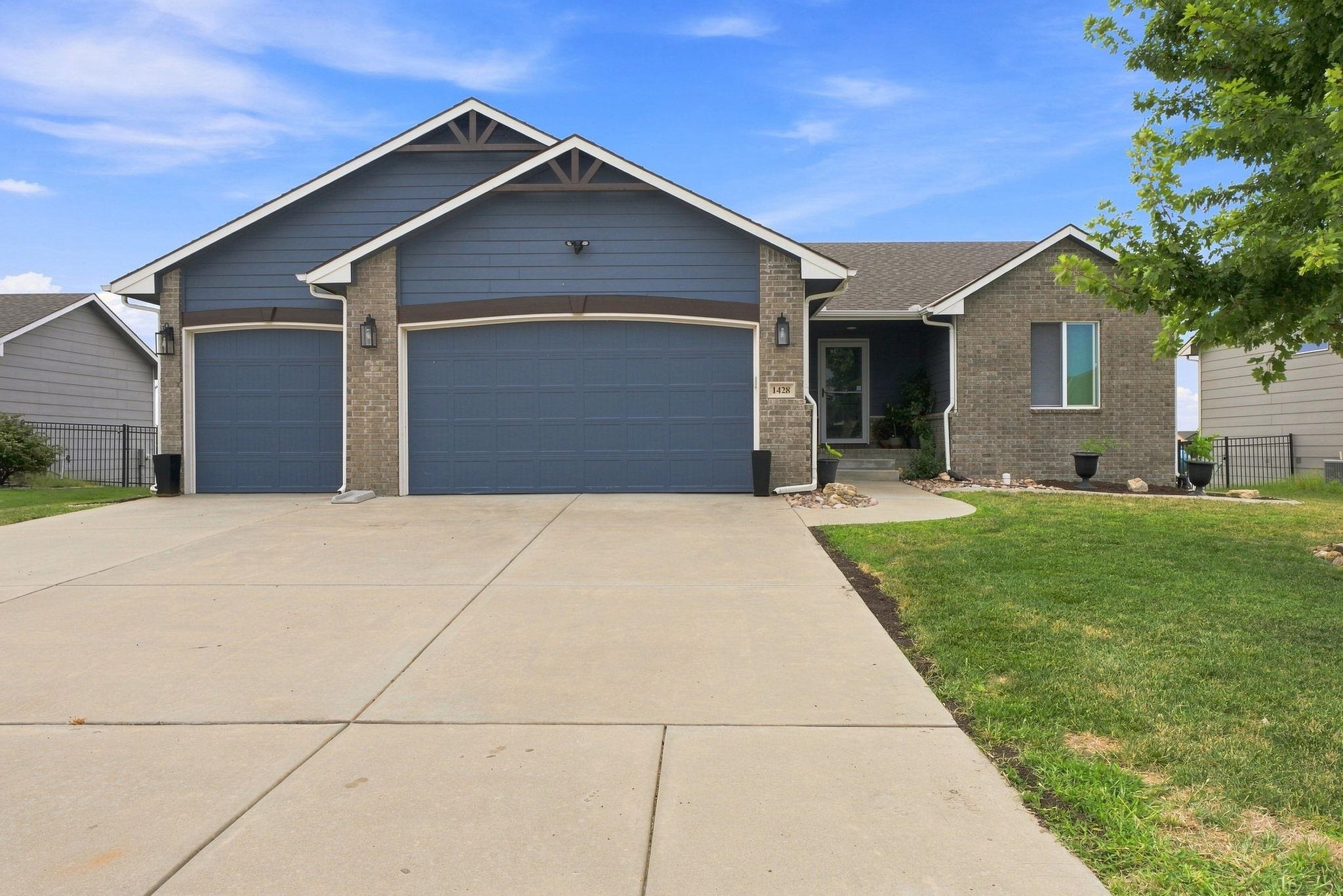 1428 N Aster St Property Photo 1