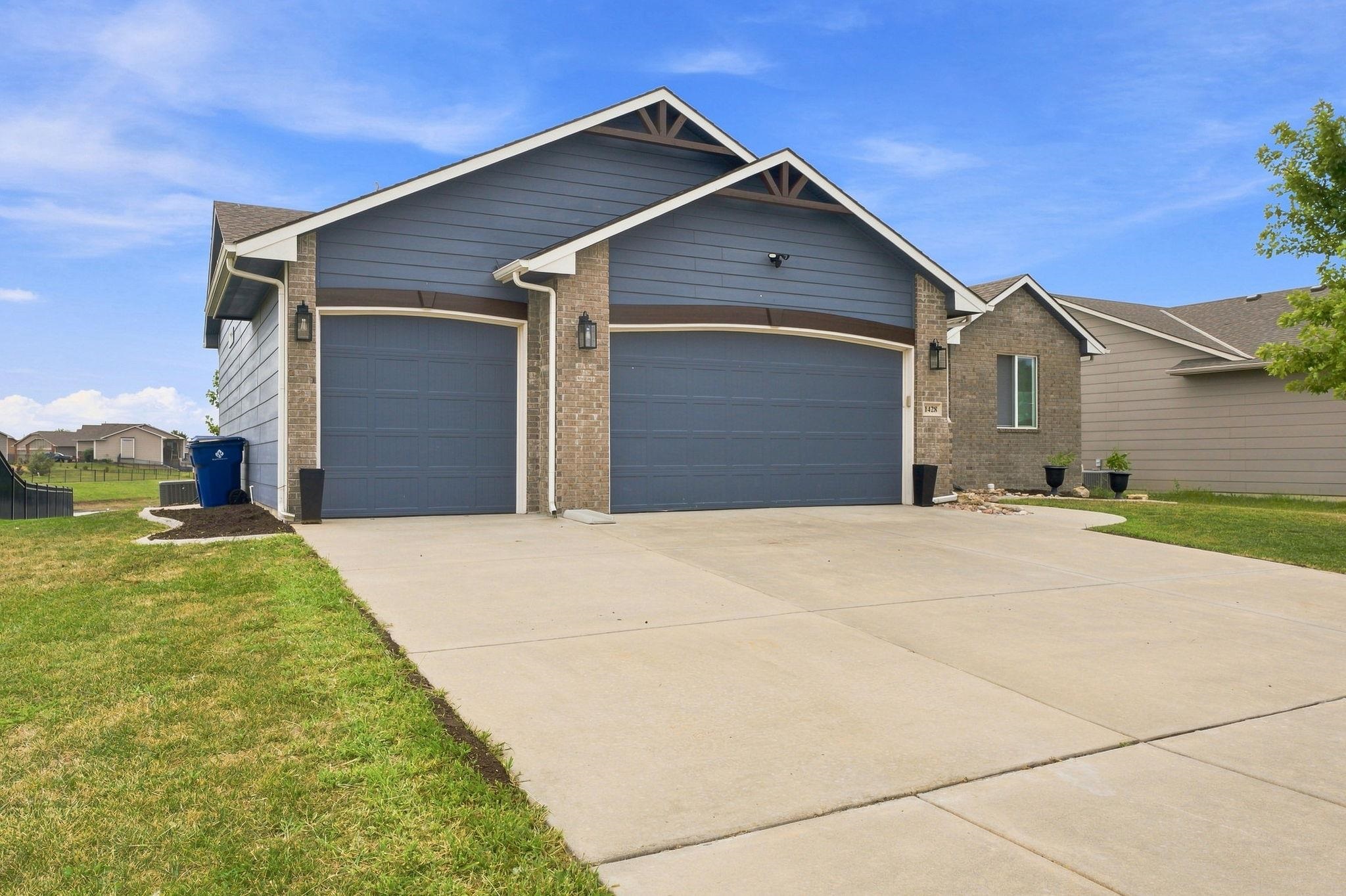 1428 N Aster St Property Photo 2