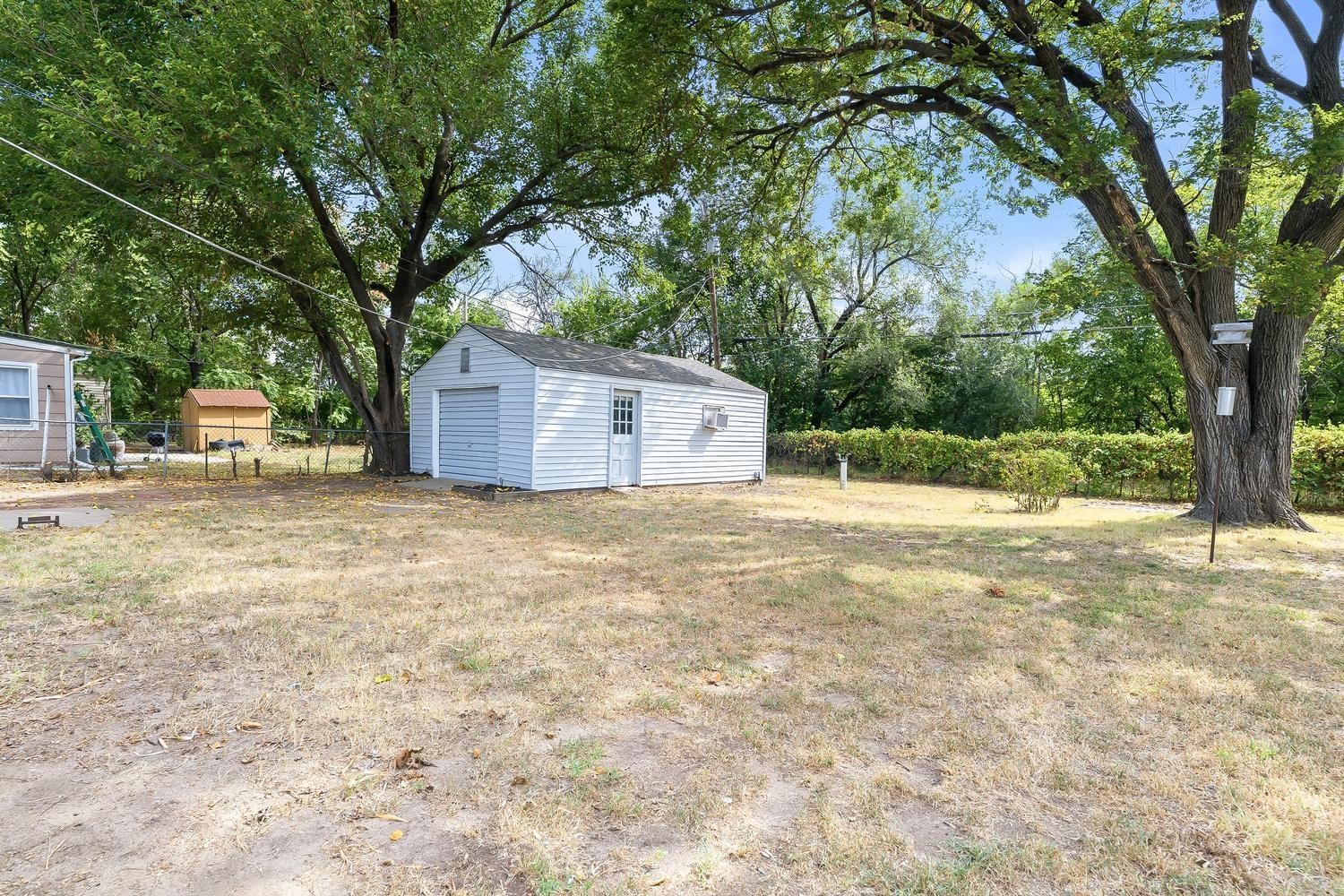 2130 S Victoria St Property Photo 3