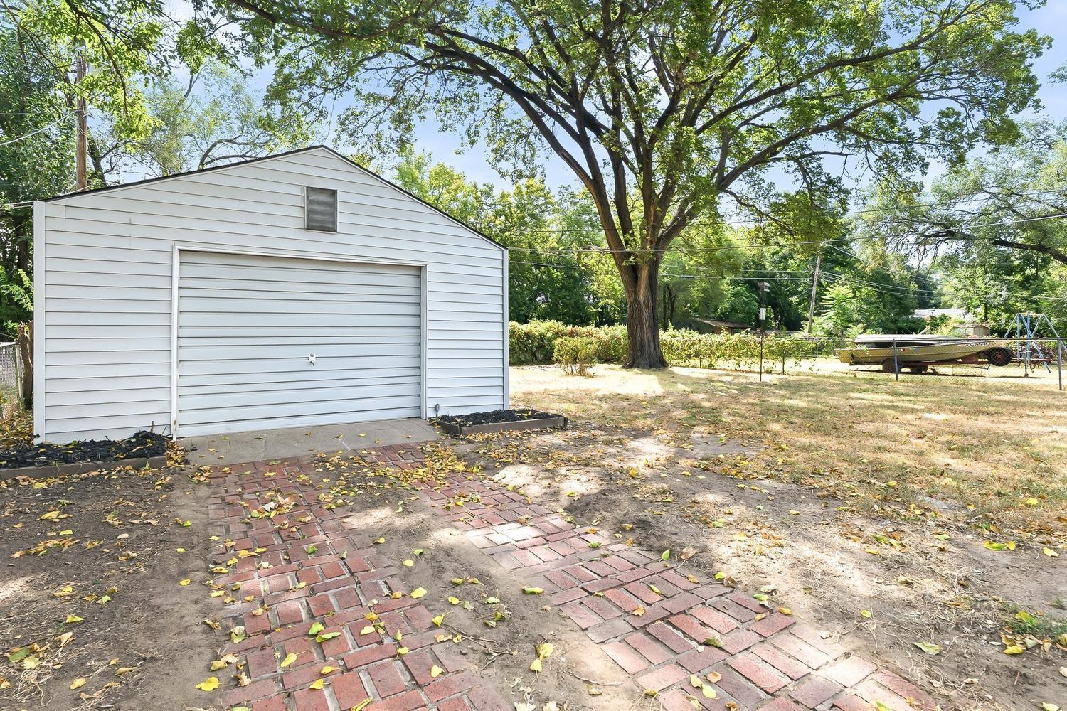 2130 S Victoria St Property Photo 4