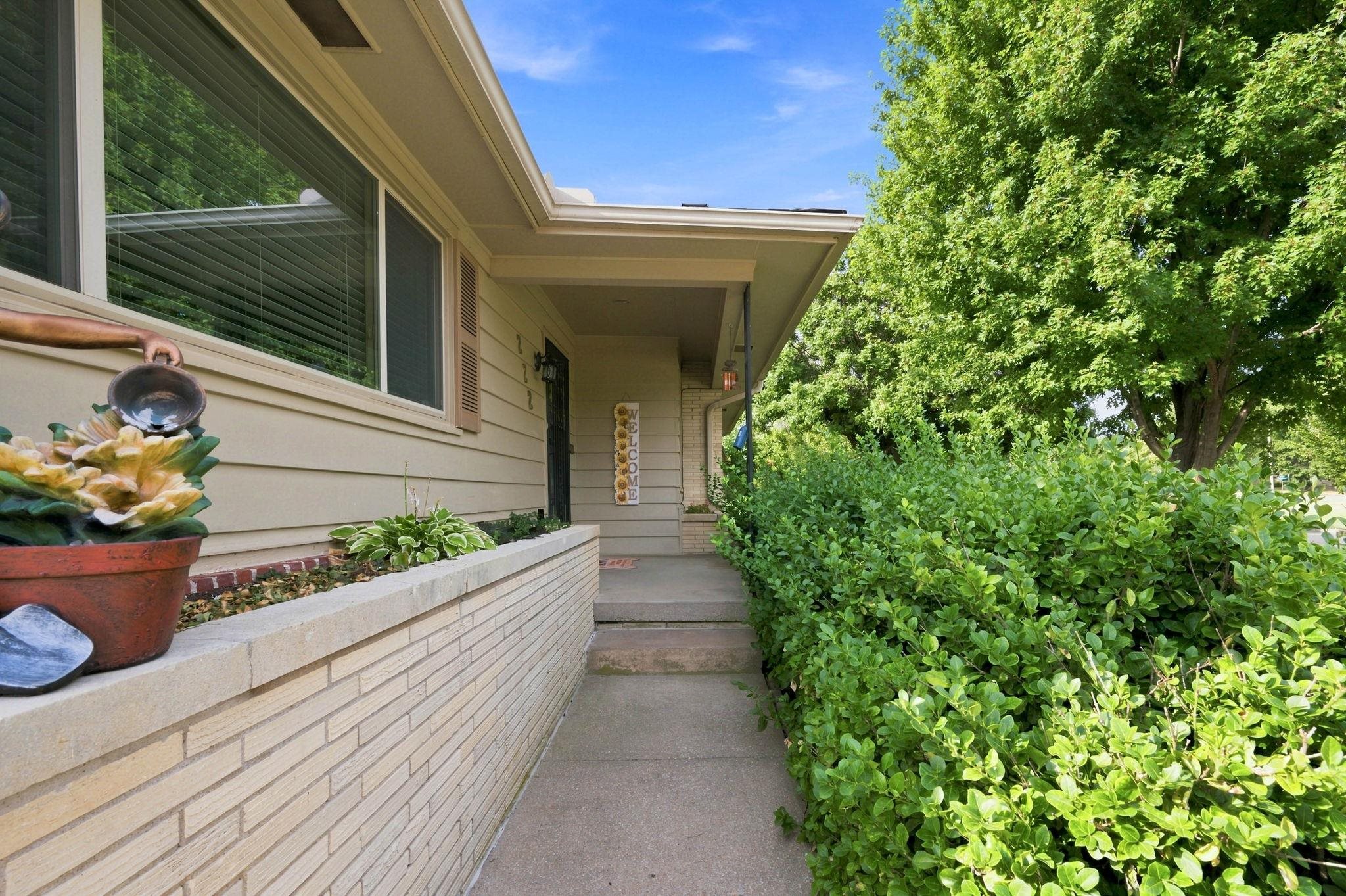 222 N Brookside St Property Photo 6