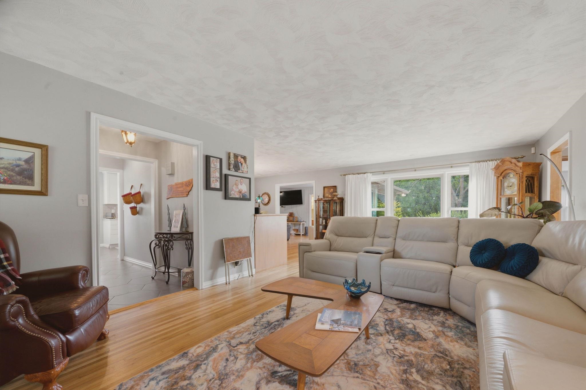 222 N Brookside St Property Photo 9