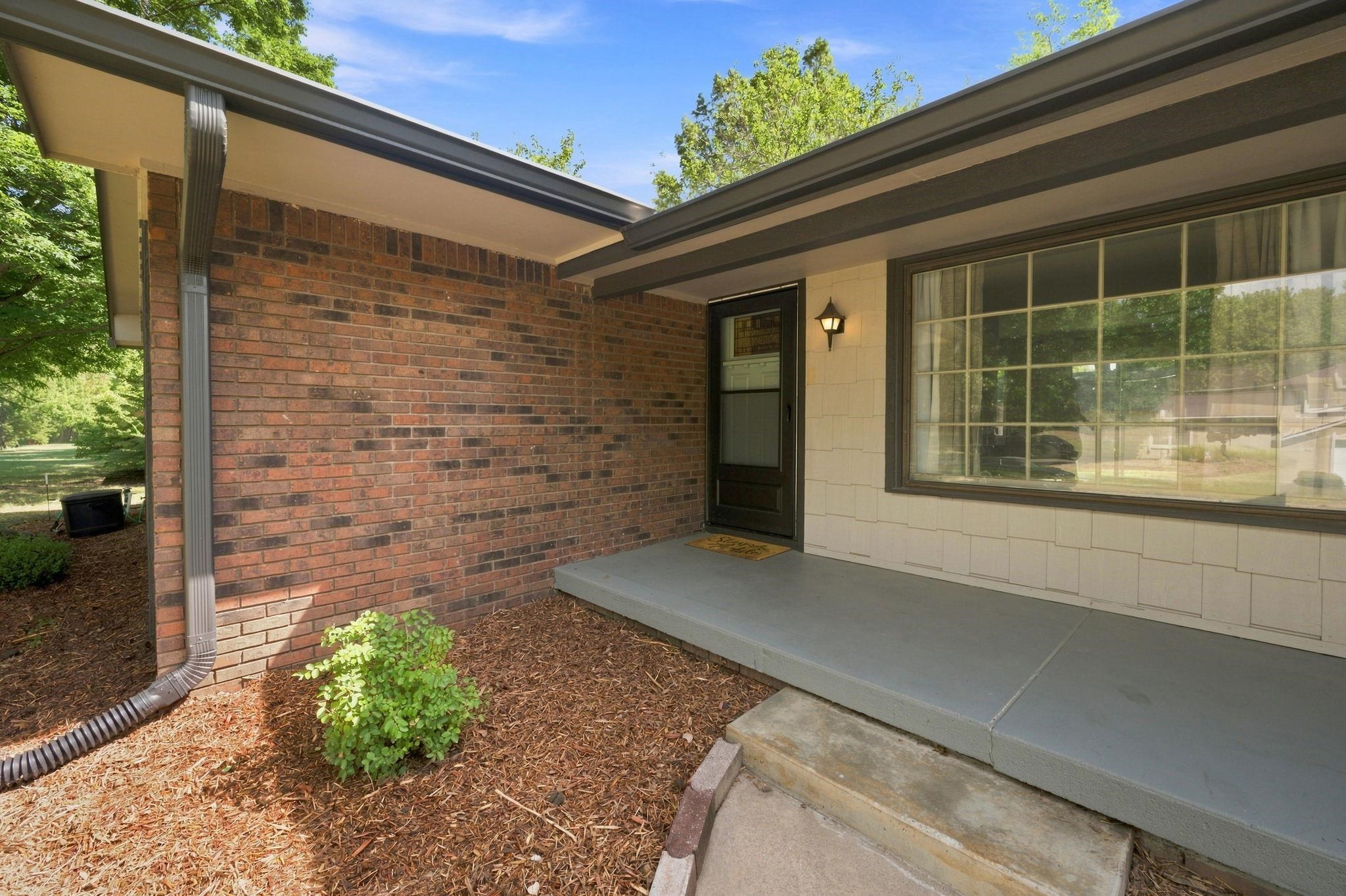 1324 N Crestline St Property Photo 2