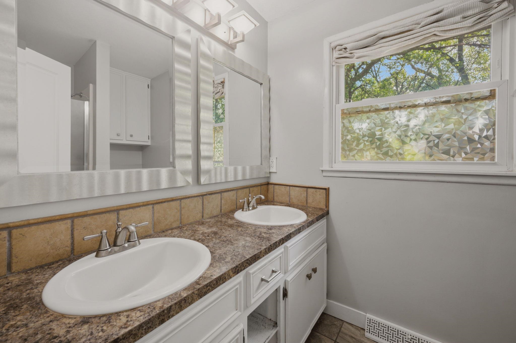 1324 N Crestline St Property Photo 14