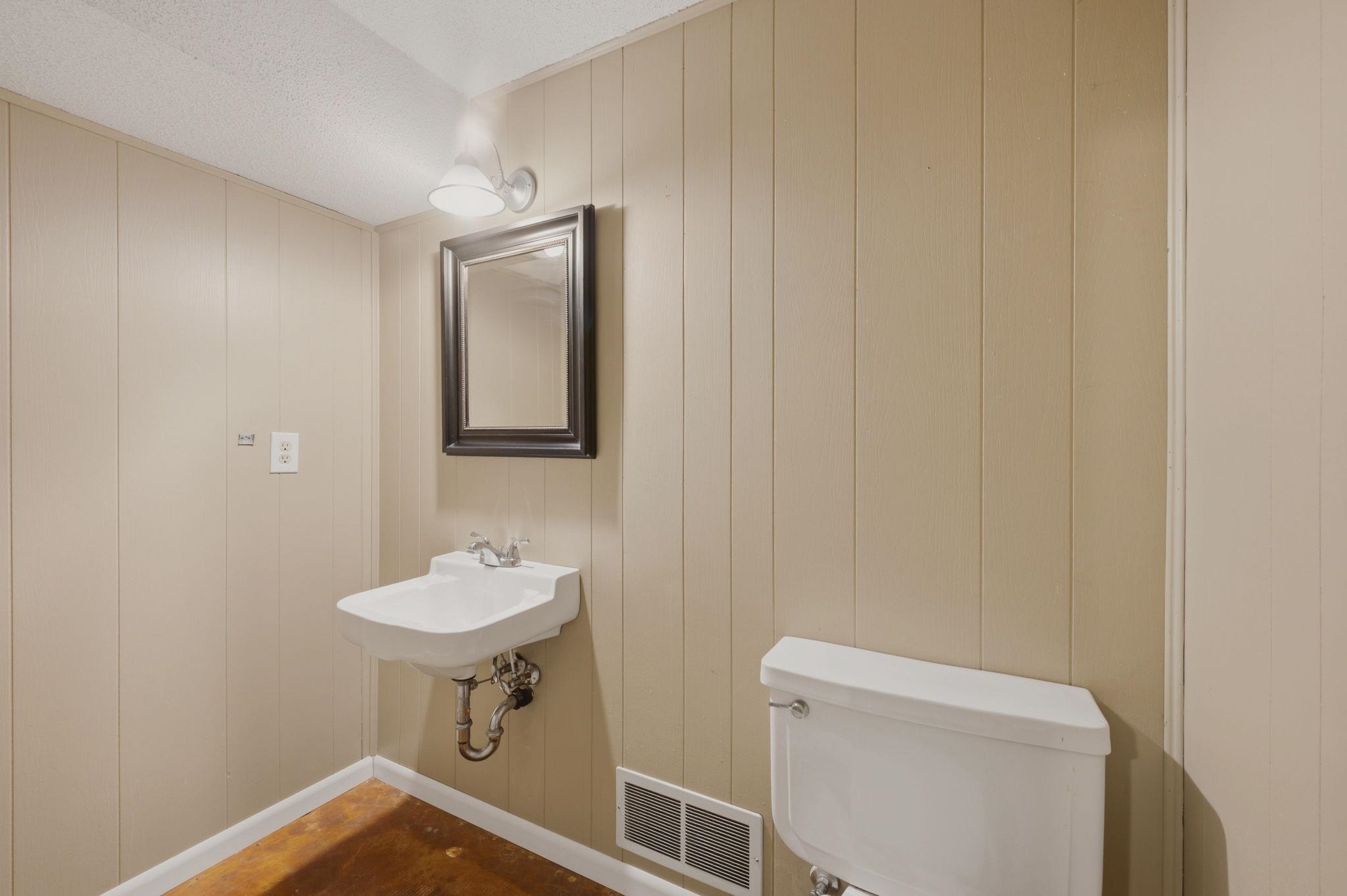 1324 N Crestline St Property Photo 23