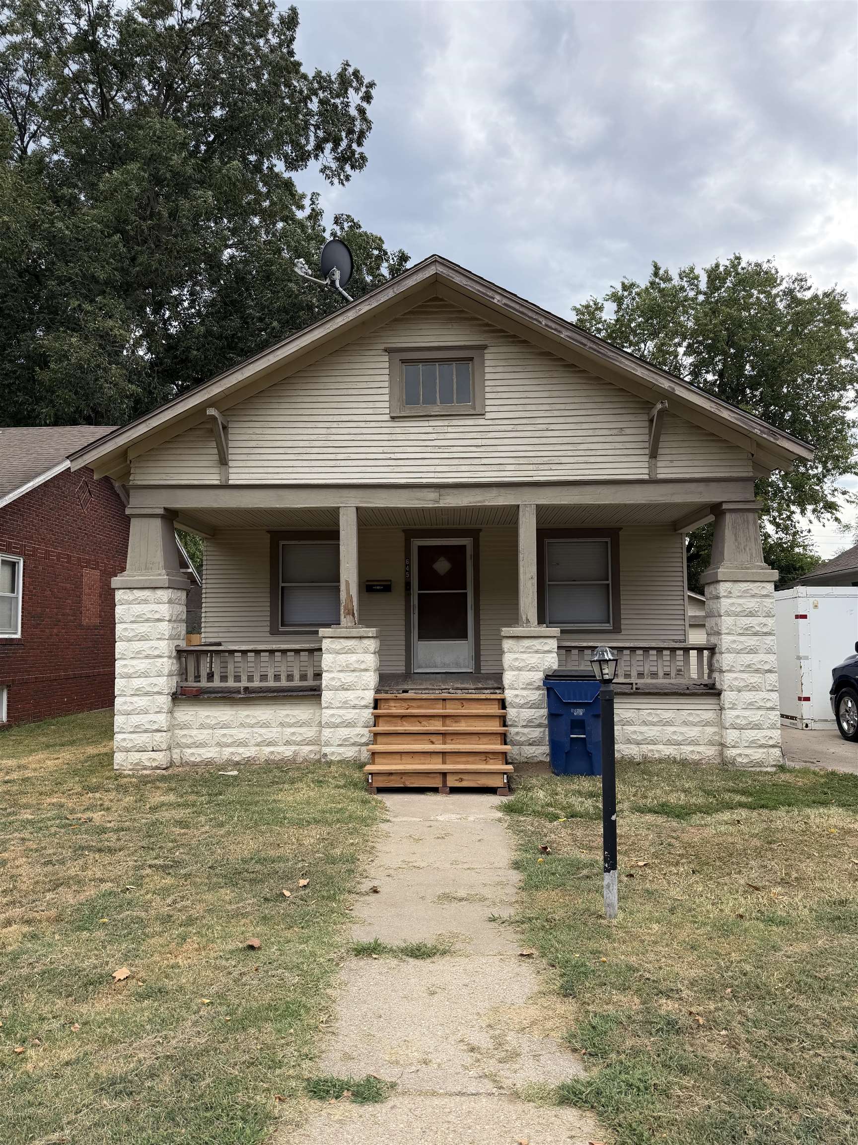 645 N Lorraine Ave Property Photo 1